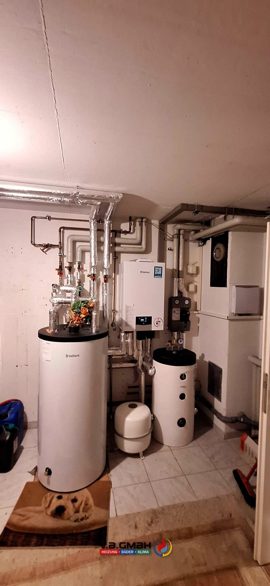 Bosch Bodengerät mit Speicher und Ausdehnungsgefäß am Kellerfenster