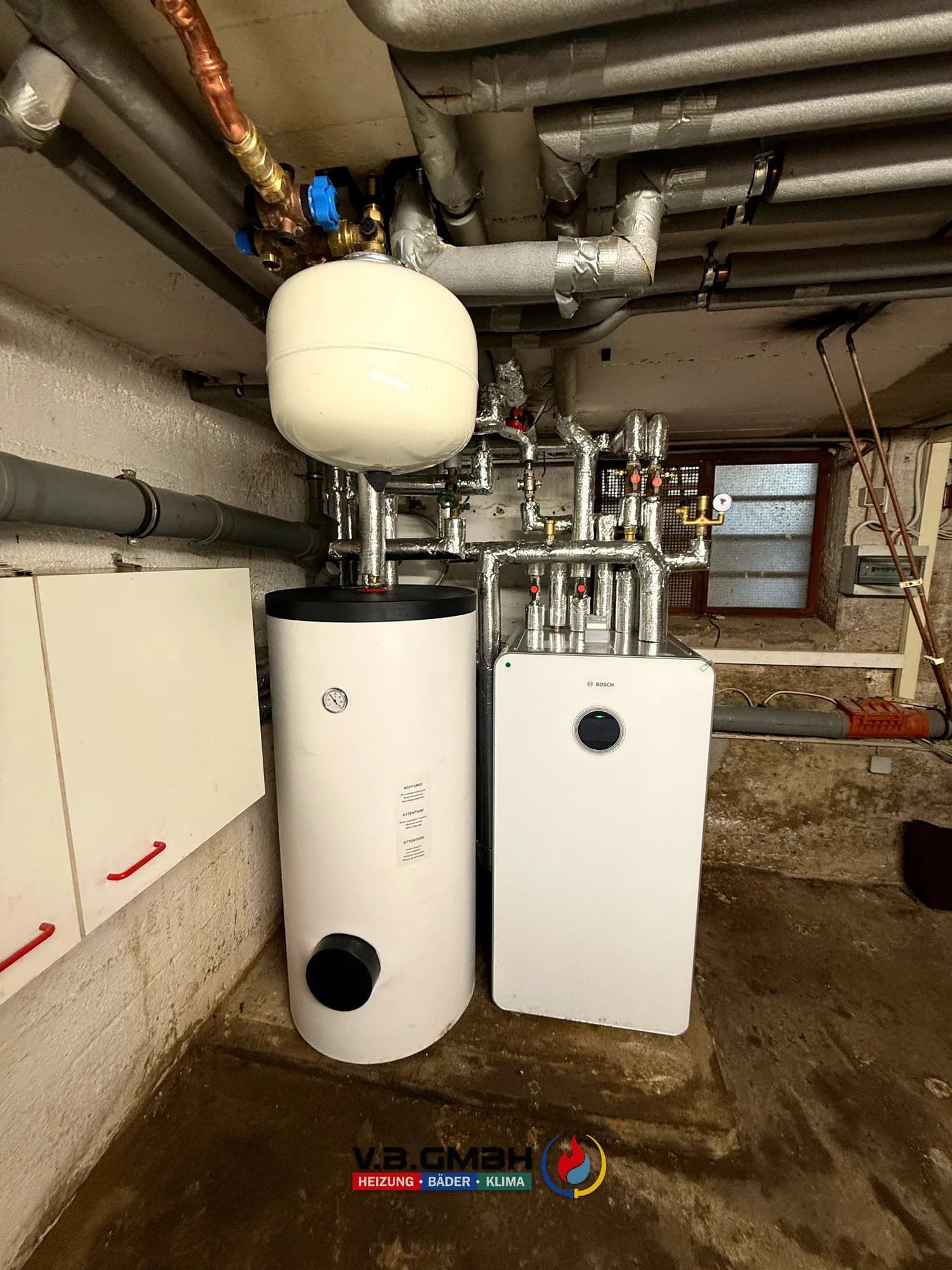 Bosch Bodengerät mit Warmwasserspeicher und Ausdehnungsgefäß im Keller