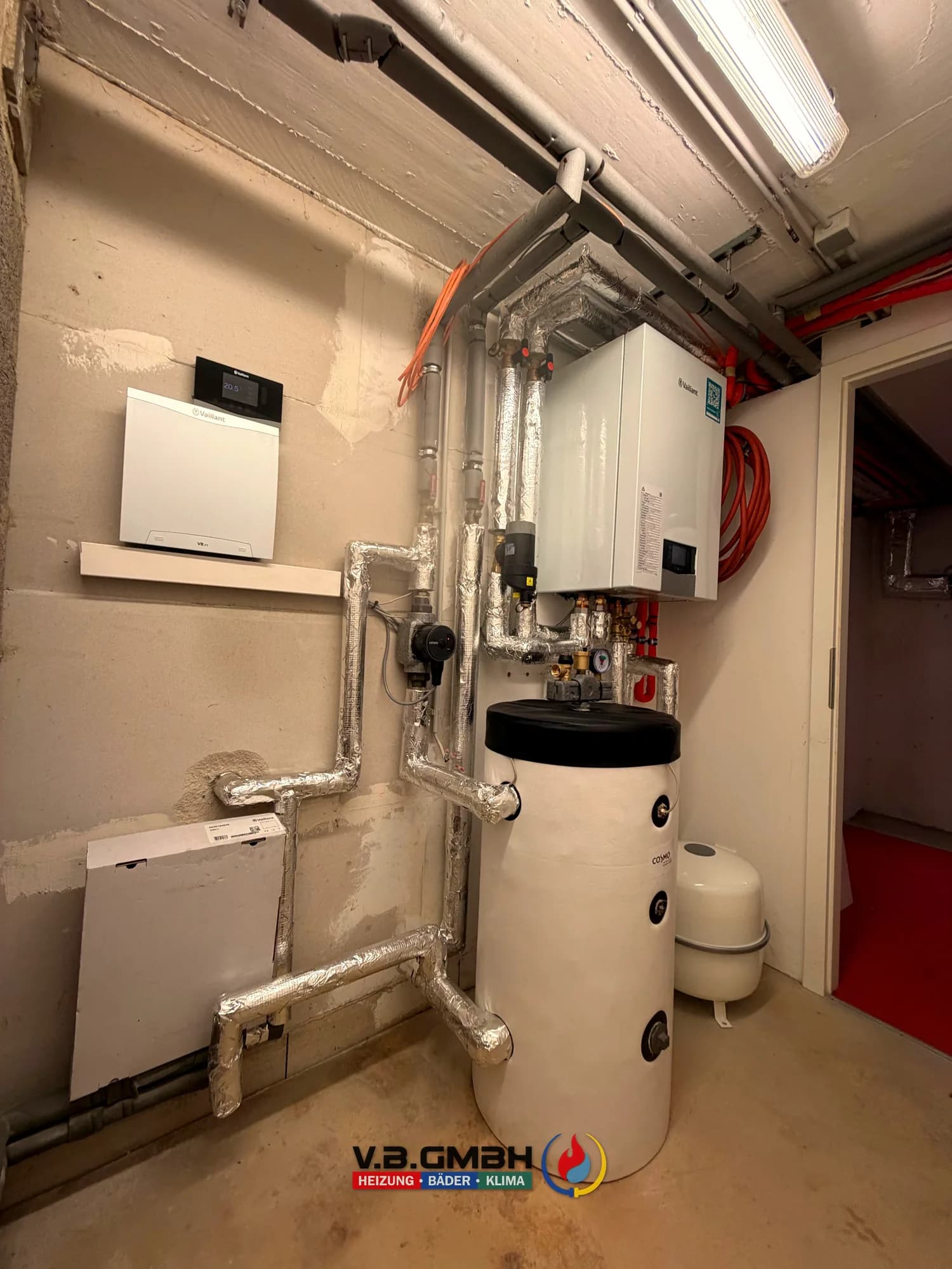 Vaillant Bodengerät mit Speicher und Ausdehnungsgefäß im Heizraum