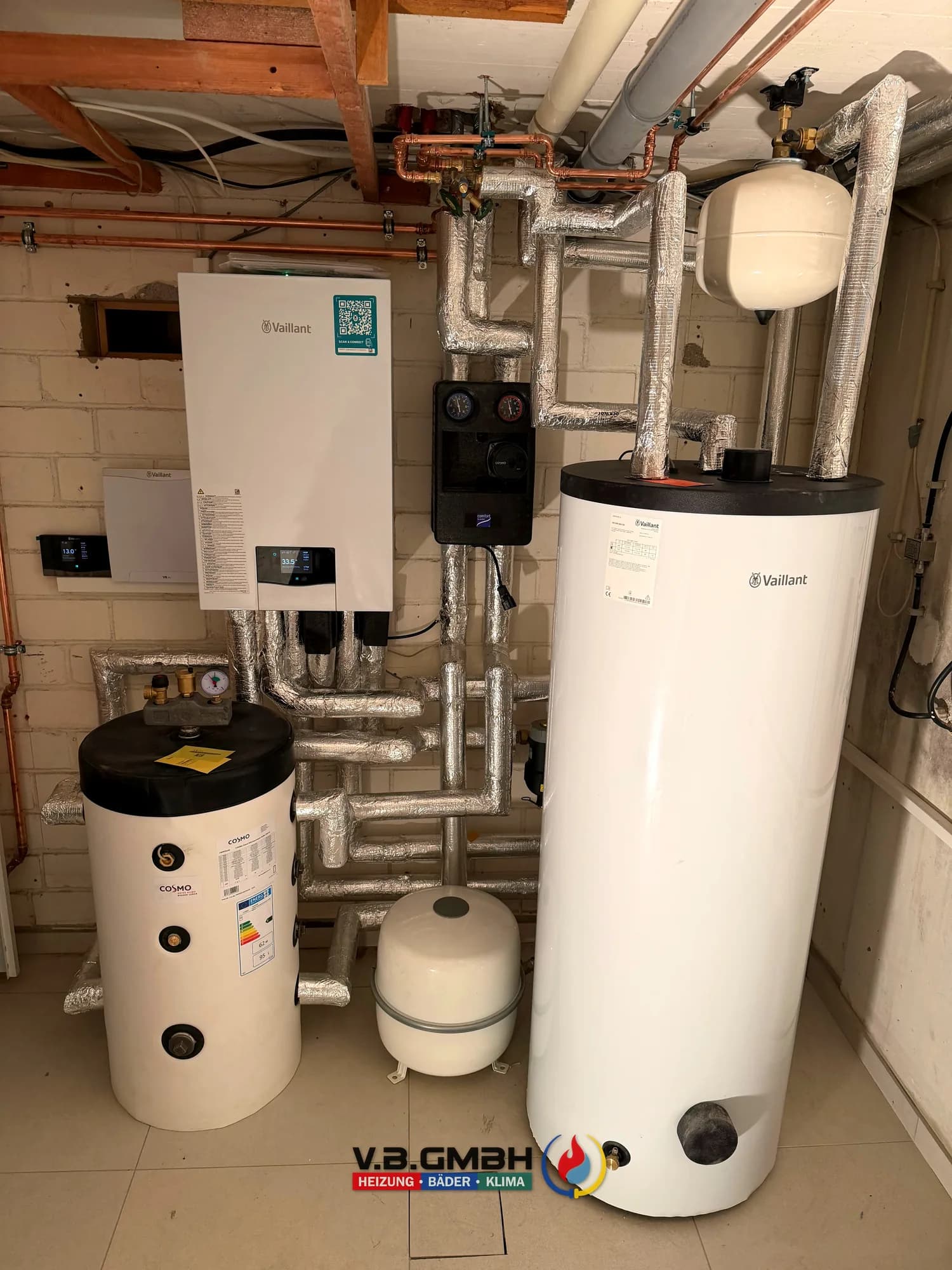 Vaillant Heizgerät mit Cosmo Speicher und großem Warmwasserspeicher im Keller
