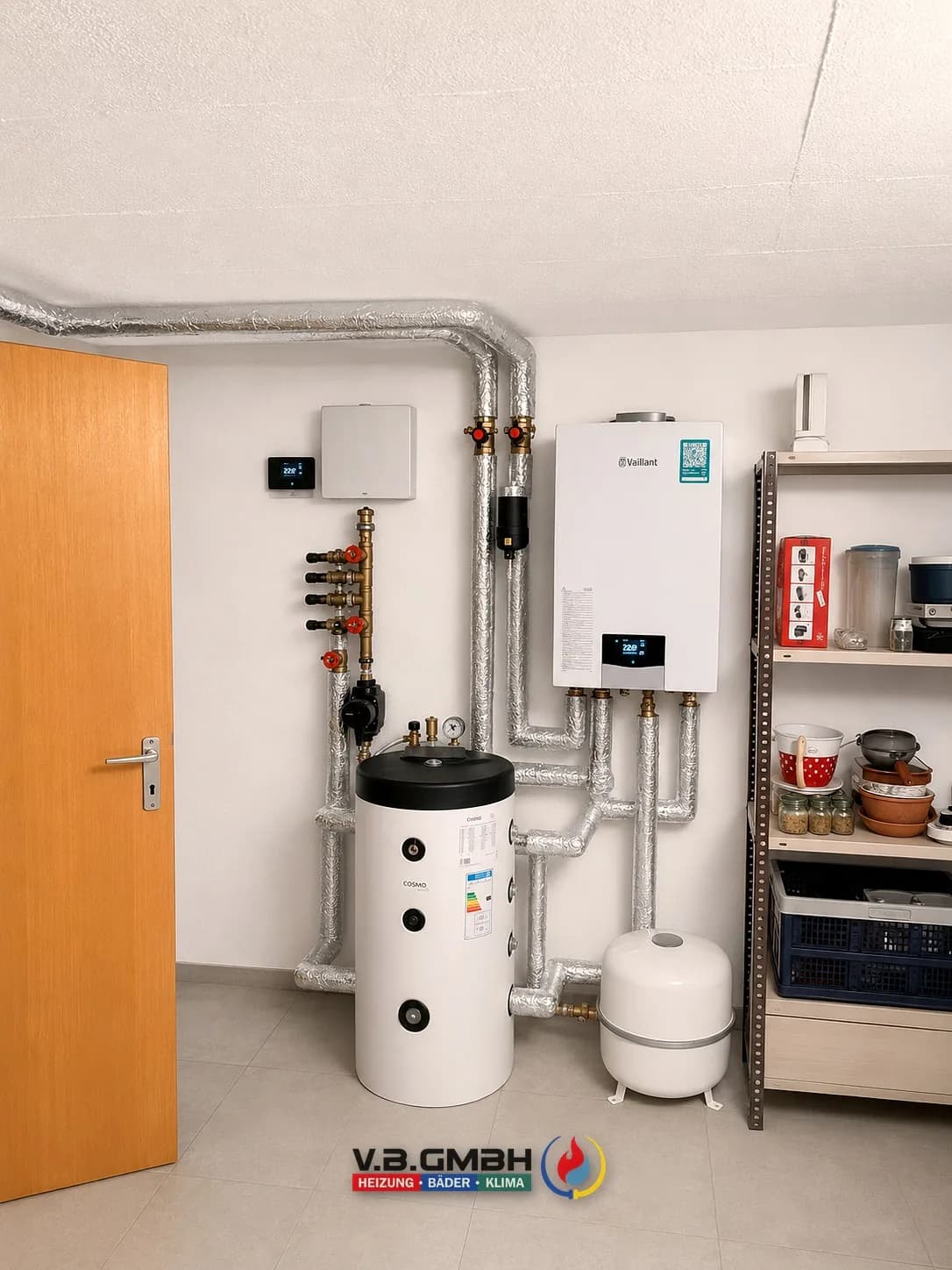 Vaillant Heizgerät mit Cosmo Speicher und Ausdehnungsgefäß im hellen Heizraum