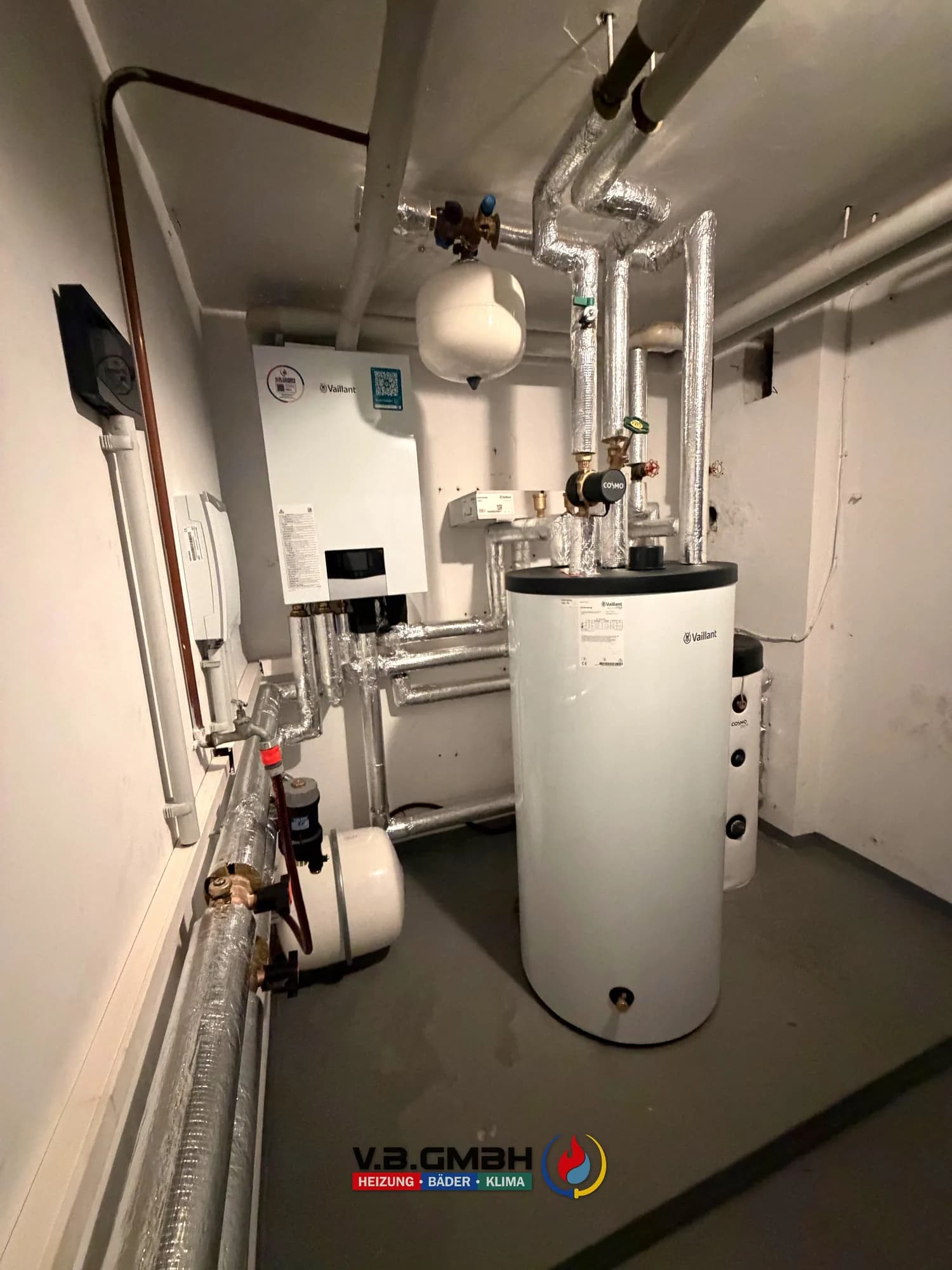 Vaillant Heizgerät mit großem Warmwasserspeicher und kleinem Speicher im Keller