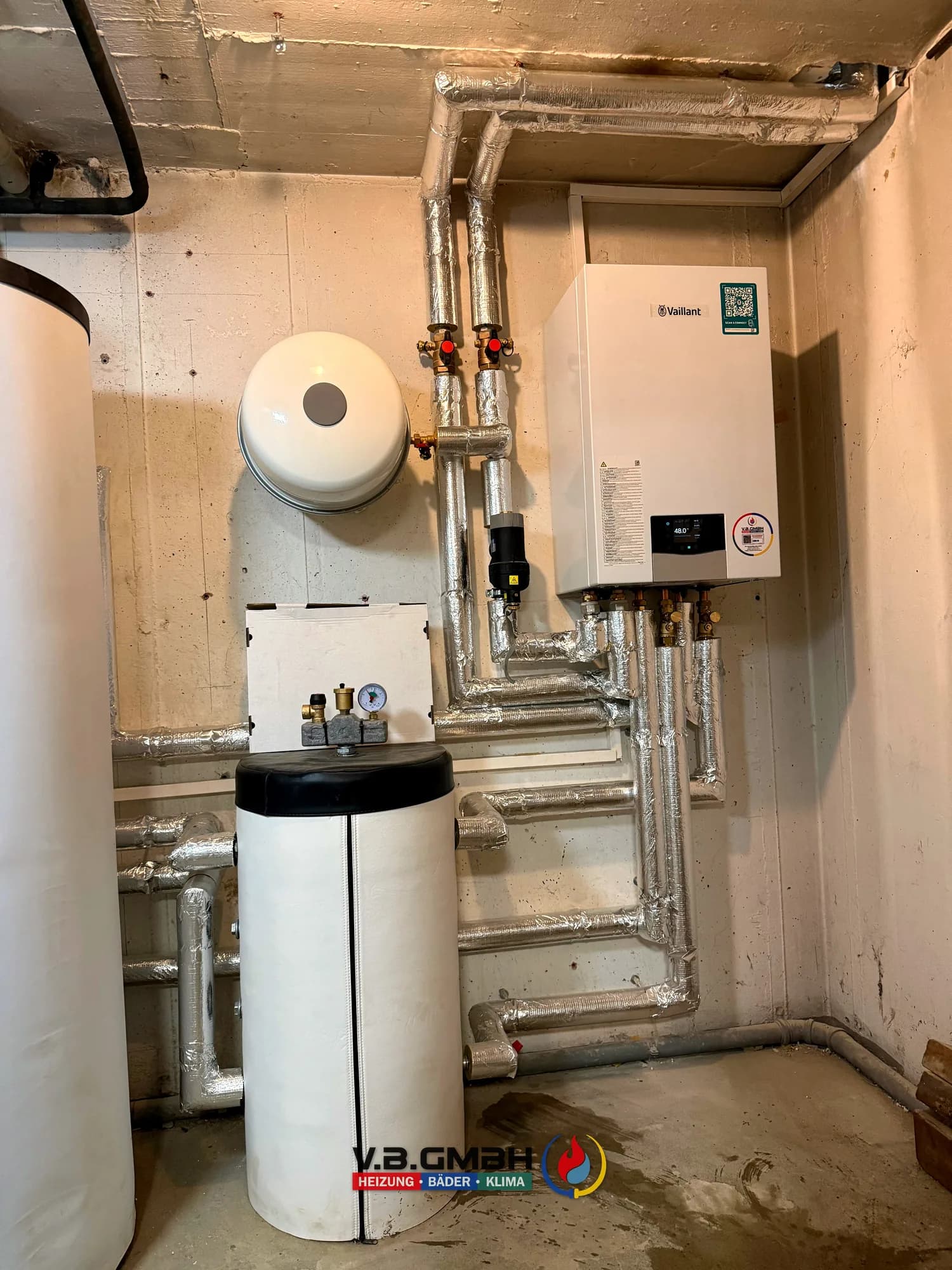 Vaillant Heizgerät mit Speicher und Ausdehnungsgefäß im Betonkeller