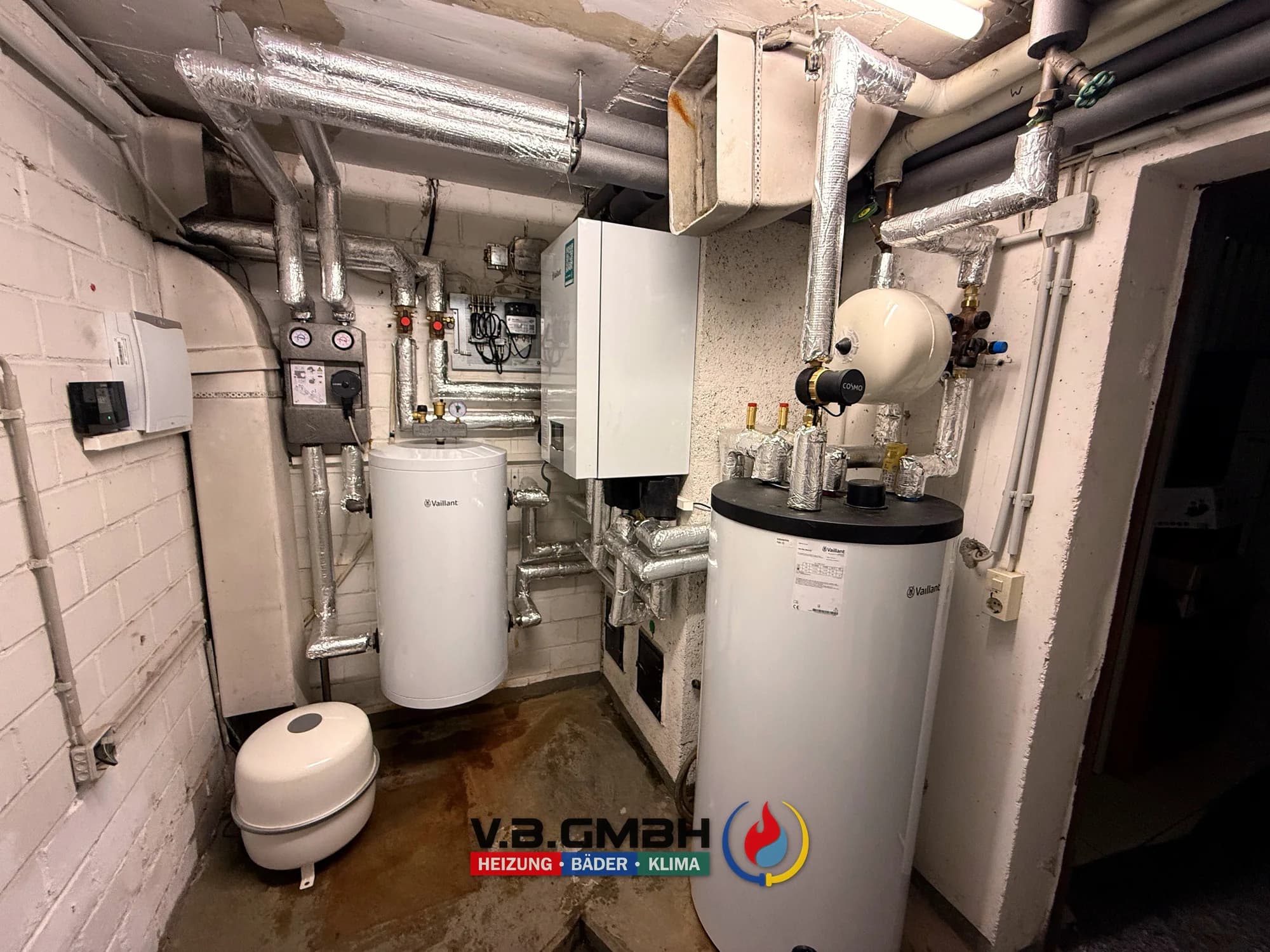 Vaillant Heizgerät mit zwei Speichern in gemauertem Klinkerkeller