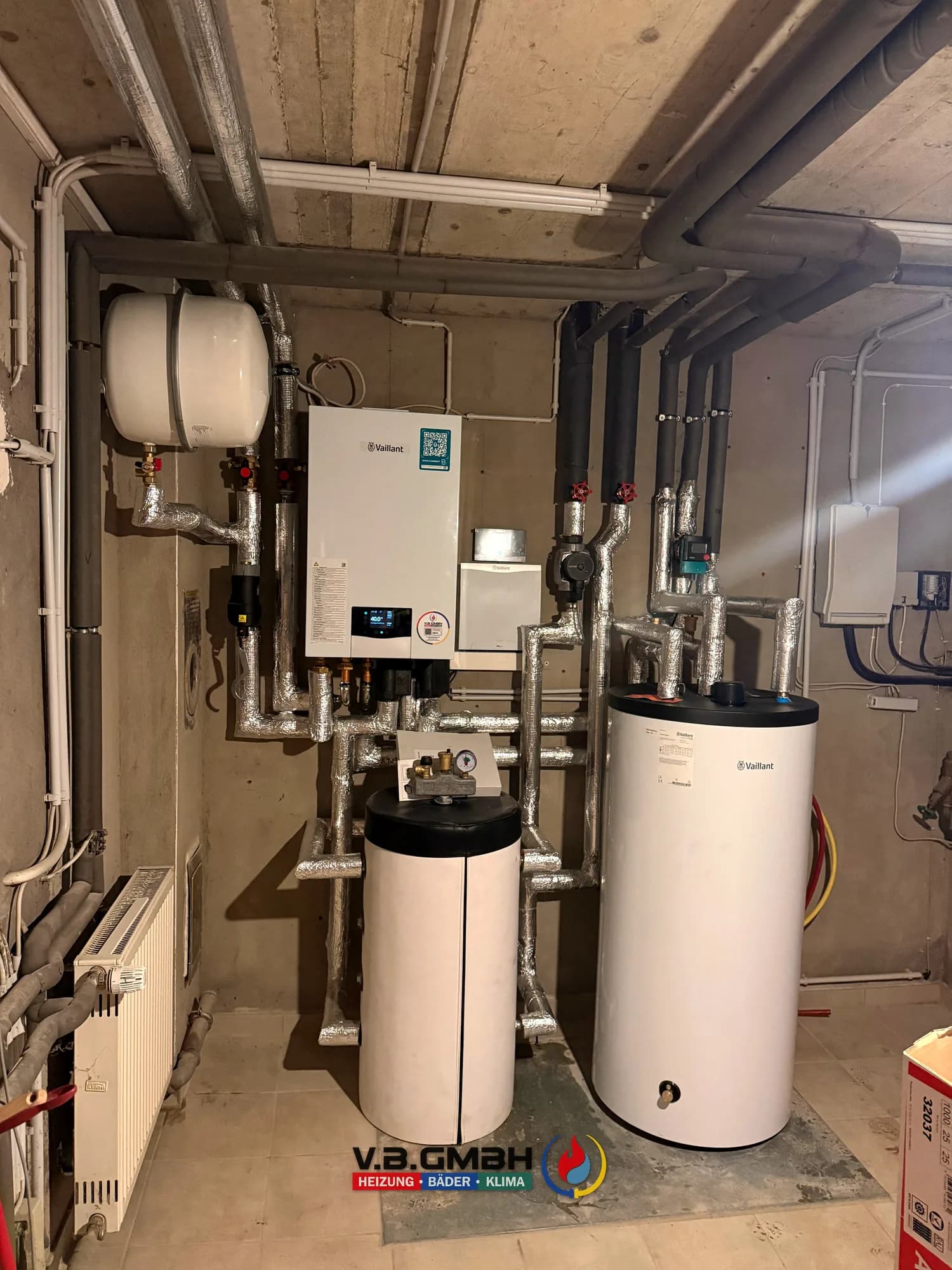 Vaillant Heizgerät mit zwei Speichern in einem Altbaukeller mit Treppe