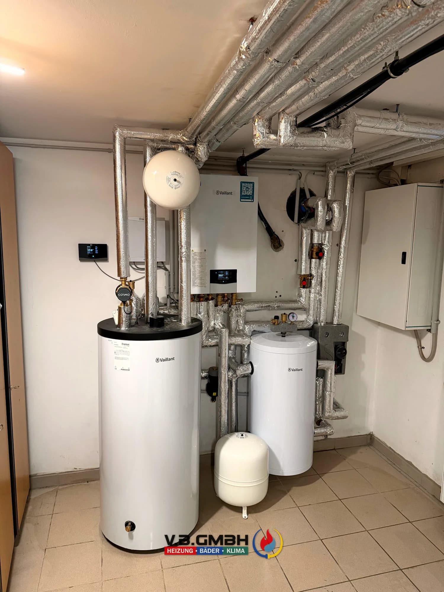 Vaillant Heizgerät mit zwei Speichern und Ausdehnungsgefäß im Keller