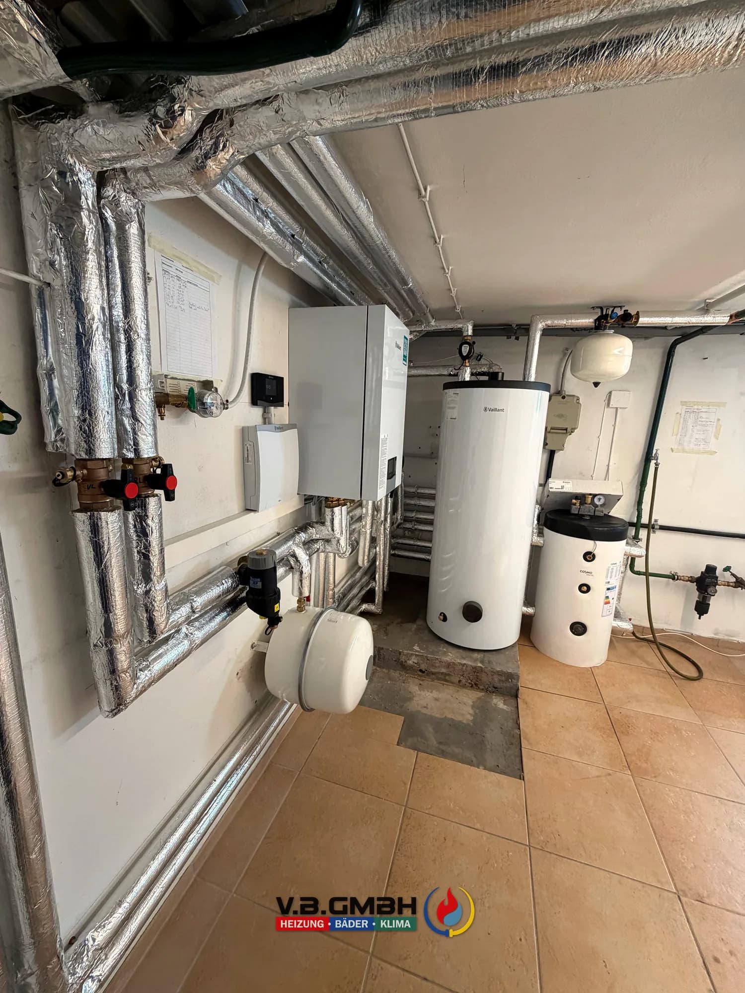 Vaillant Heizgerät mit zwei Speichern vor isolierter Kellerwand