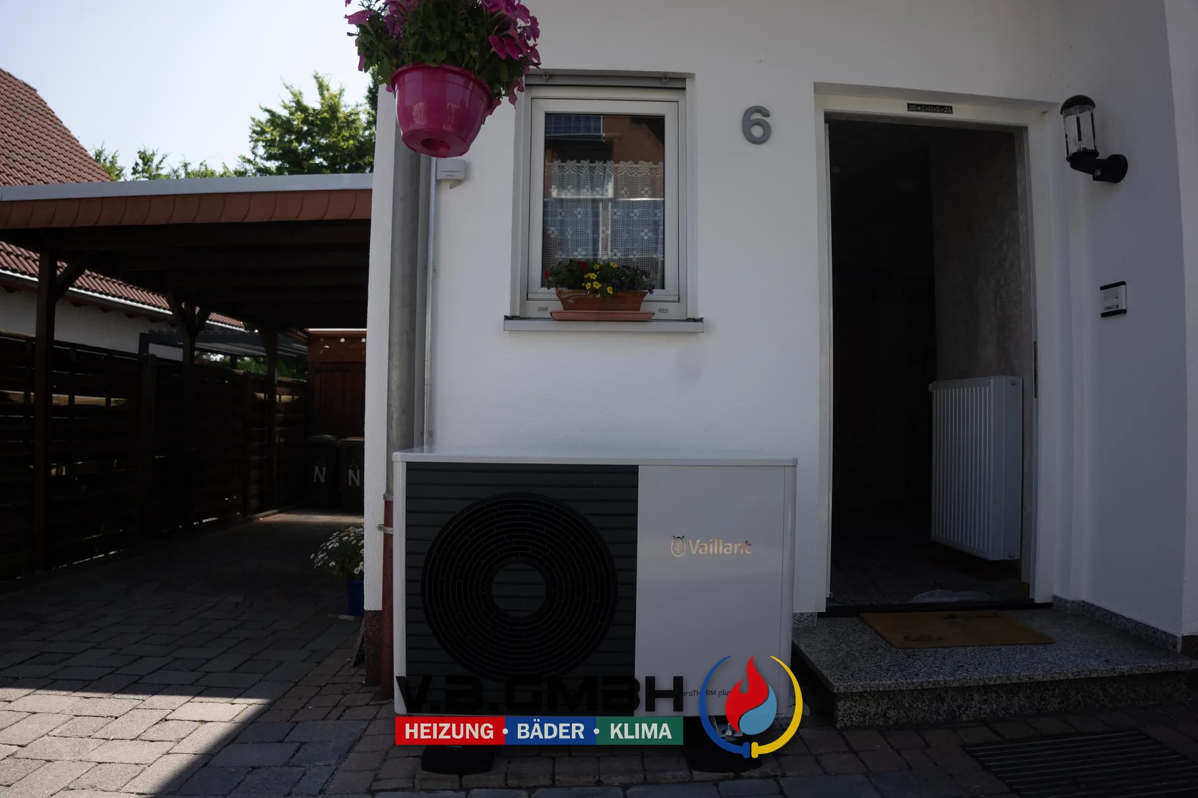 Vaillant Wärmepumpe Außeneinheit vor Einfamilienhaus installiert