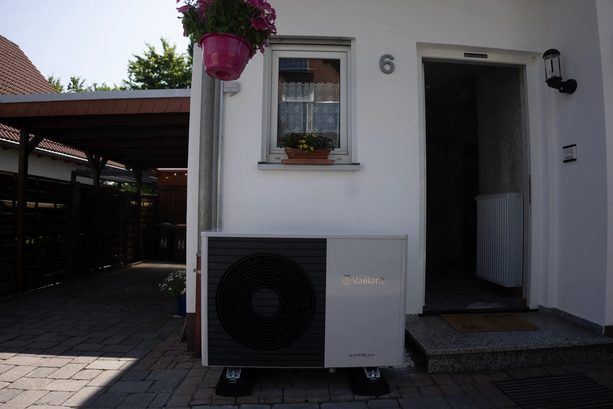 Vaillant Wärmepumpe Außeneinheit vor Einfamilienhaus installiert