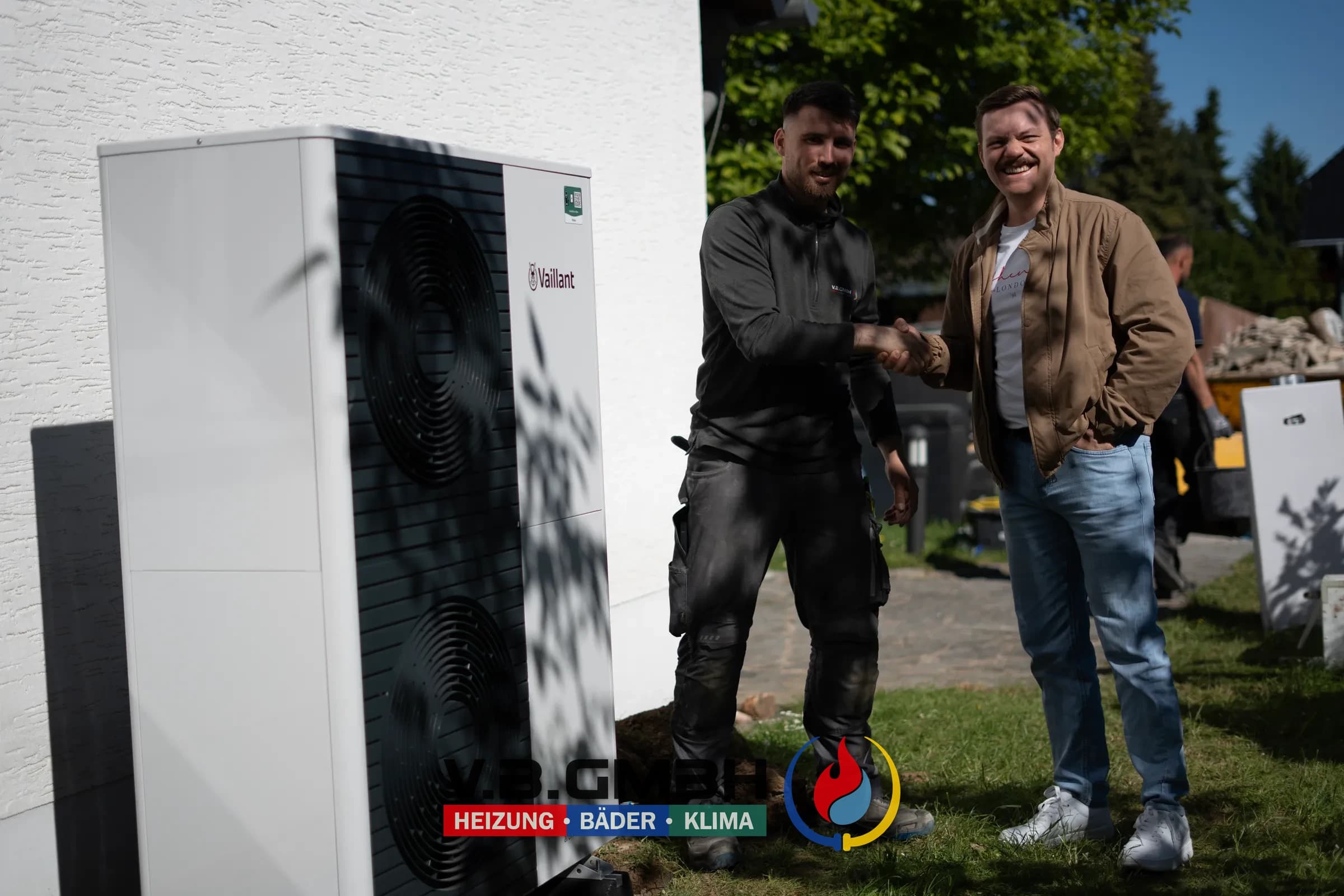Monteur und Kunde Handschlag nach Wärmepumpen-Abnahme