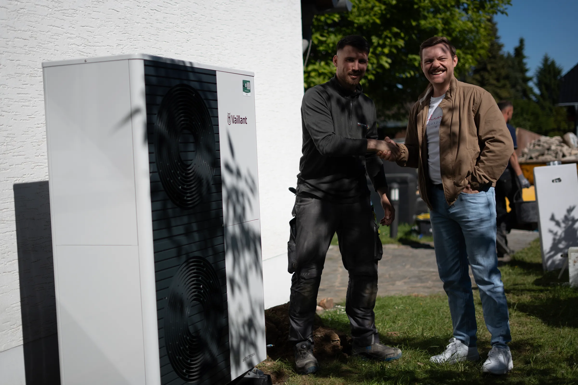 Monteur und Kunde Handschlag nach Wärmepumpen-Abnahme