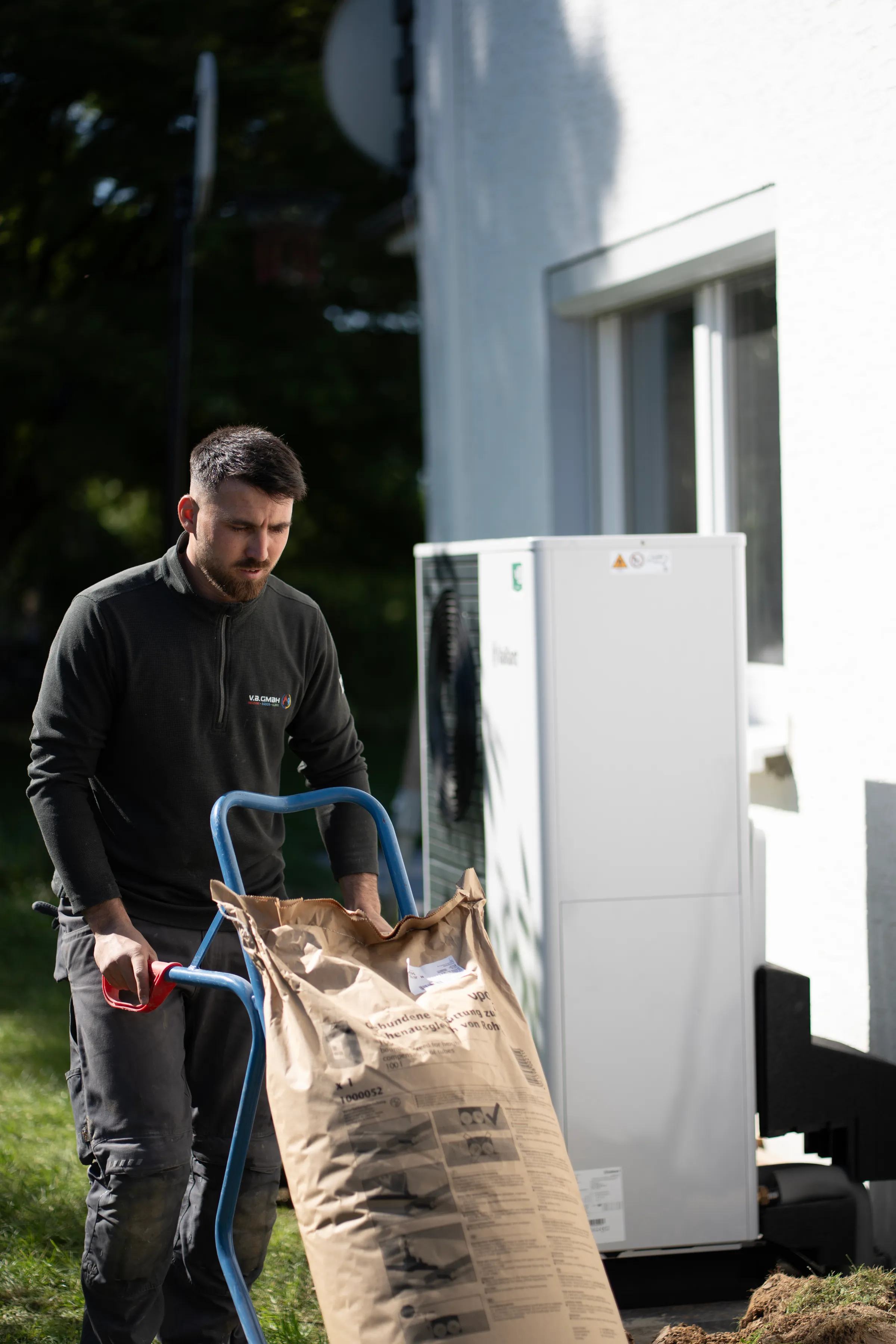 Vaillant Wärmepumpe Installation im Außenbereich Einfamilienhaus