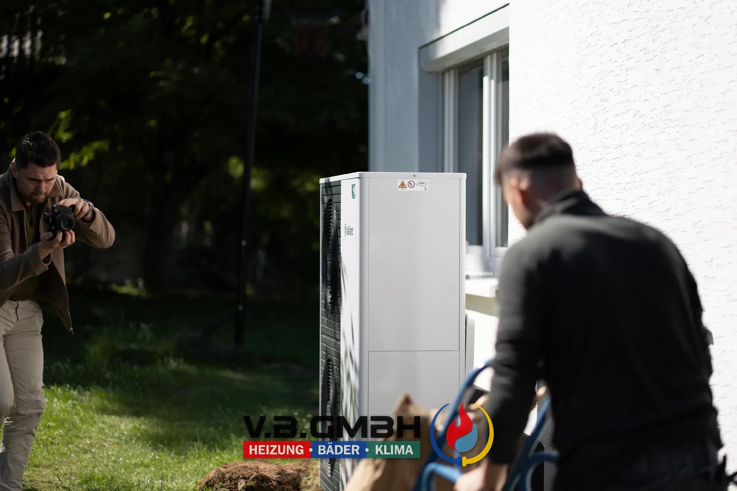 Wärmepumpe Außeneinheit bei Installation im Garten