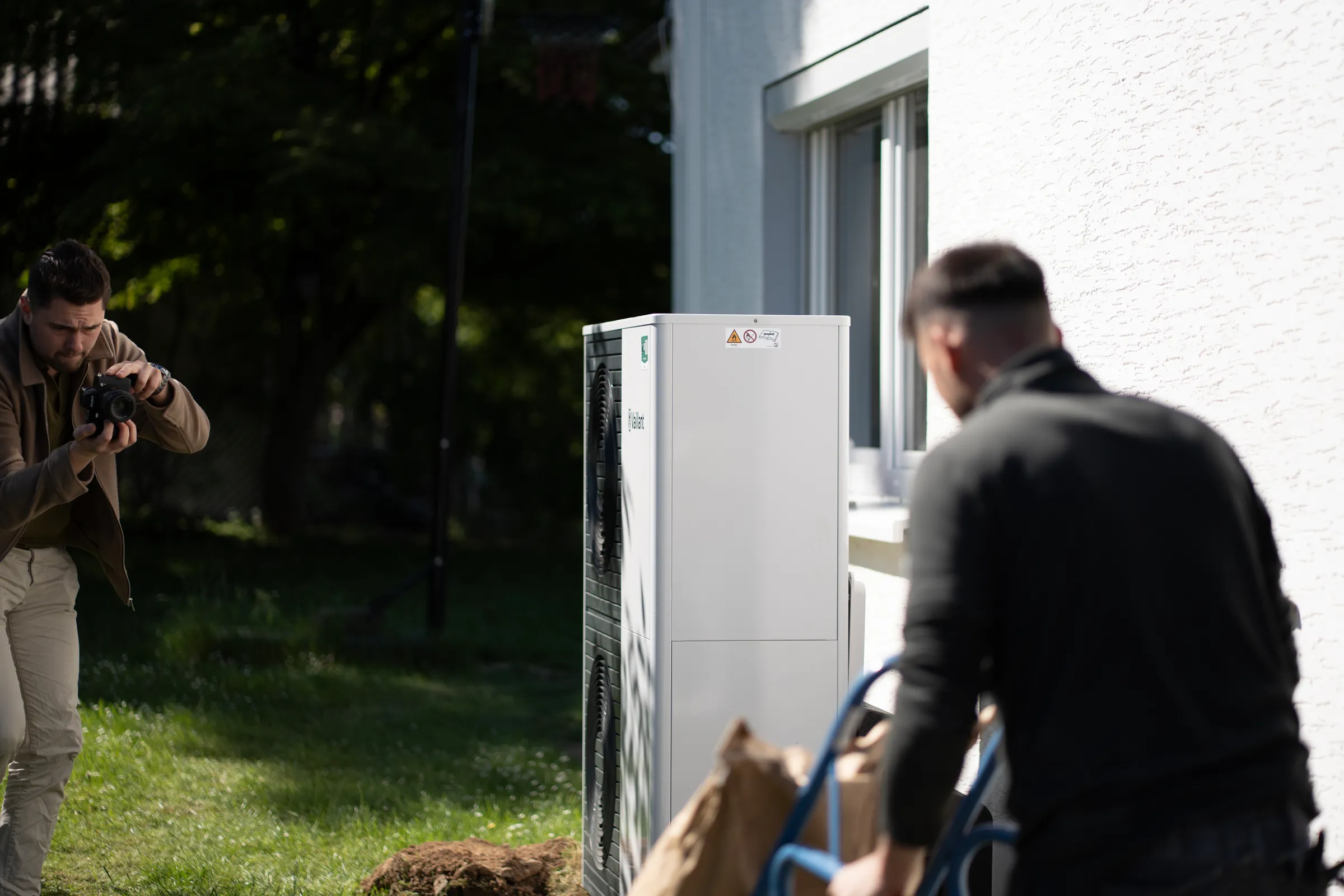 Wärmepumpe Außeneinheit bei Installation im Garten