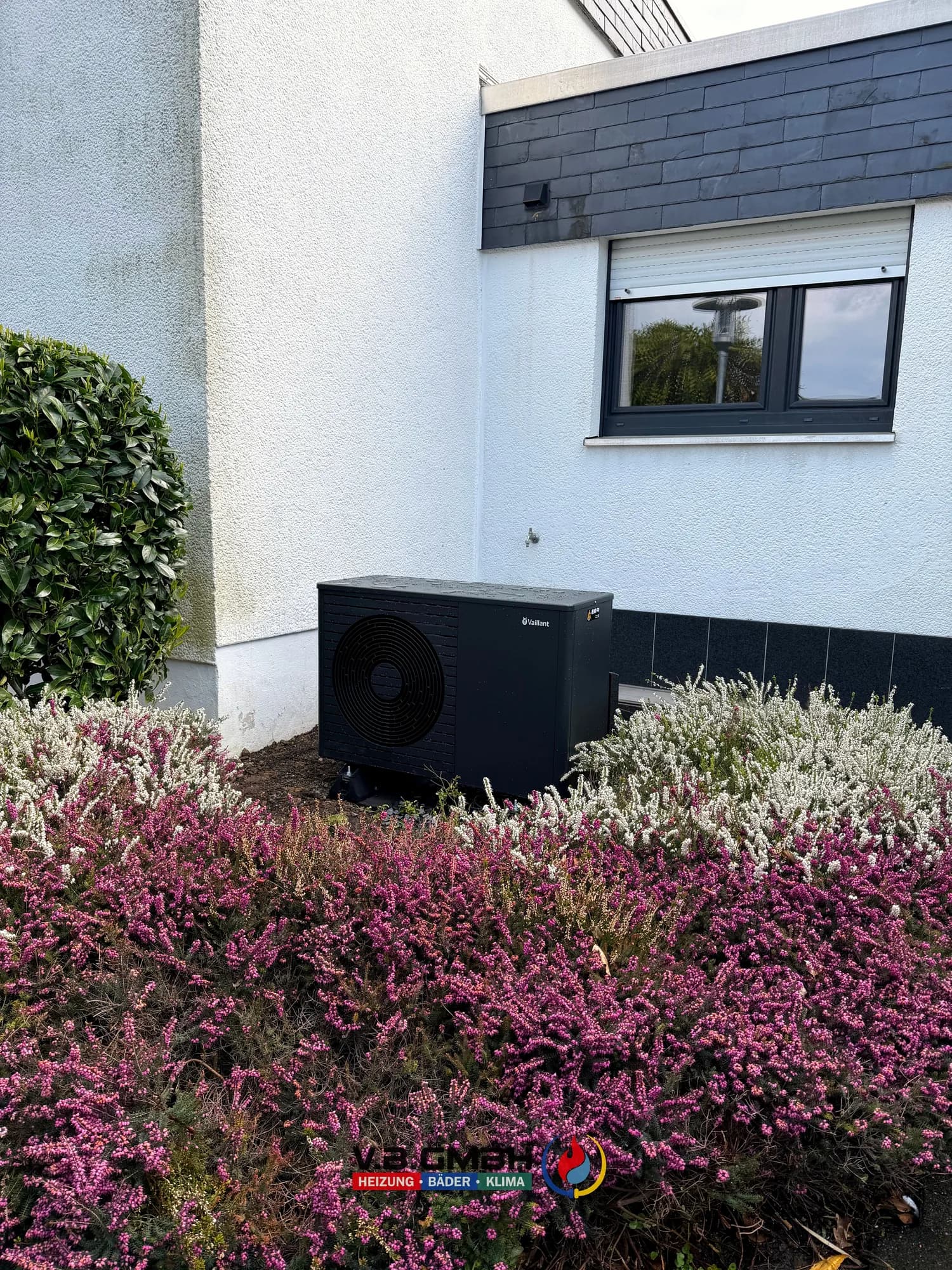 Vaillant Wärmepumpe Außeneinheit an heller Hausfassade aufgestellt