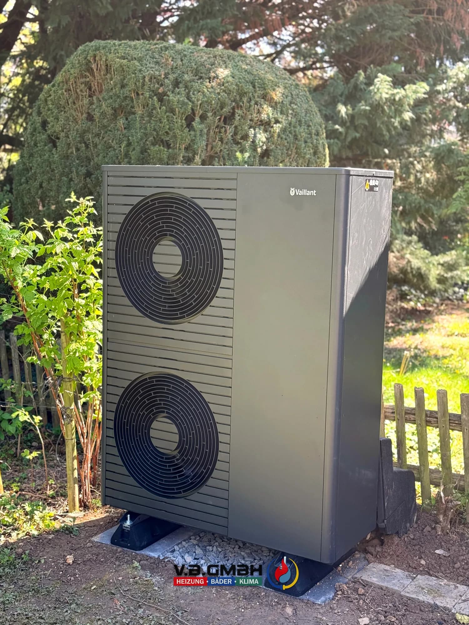 Große Vaillant Wärmepumpe mit zwei Ventilatoren im Garten aufgestellt