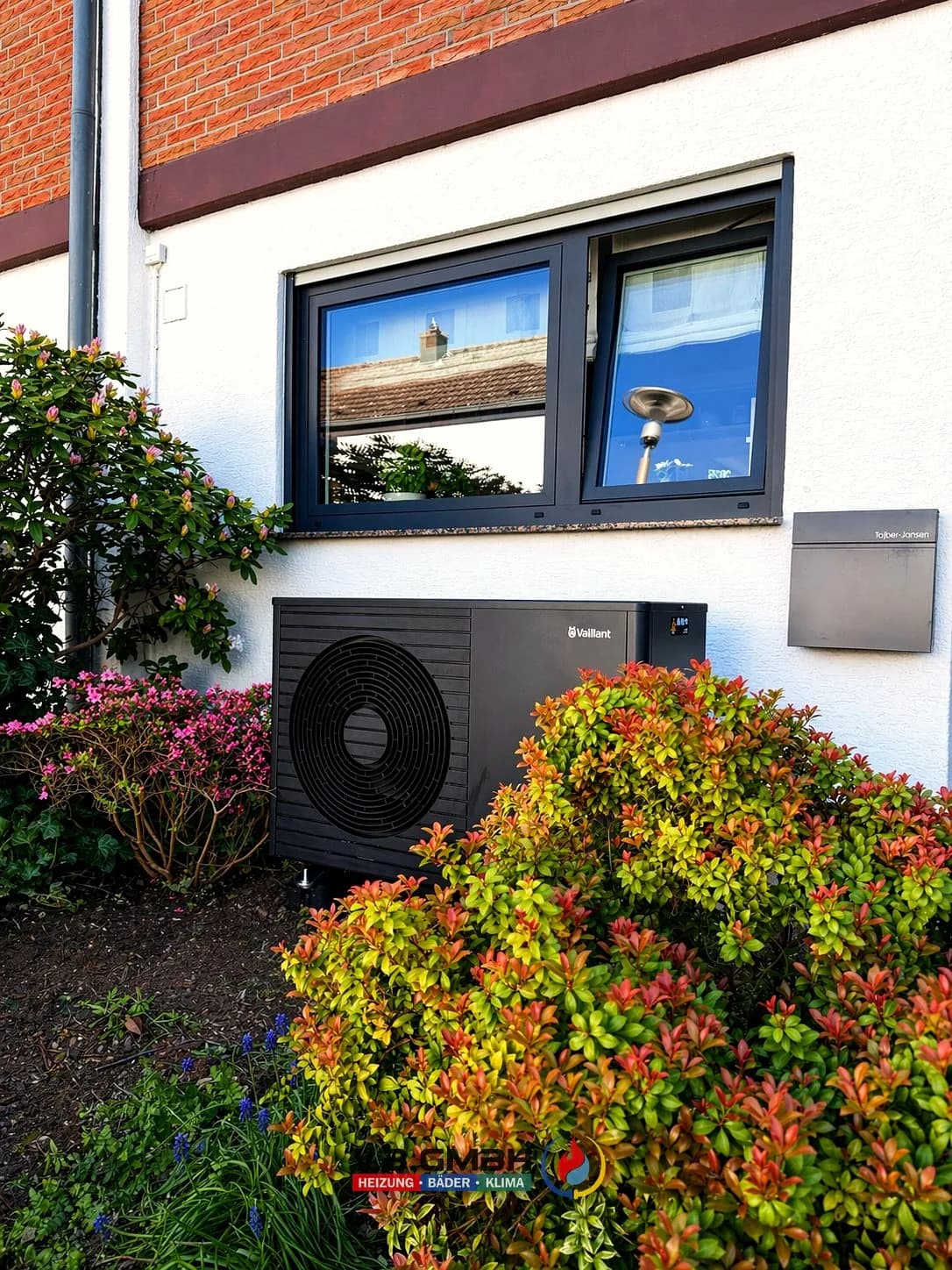Vaillant Wärmepumpe Außeneinheit an Hausfassade unter Fenster aufgestellt