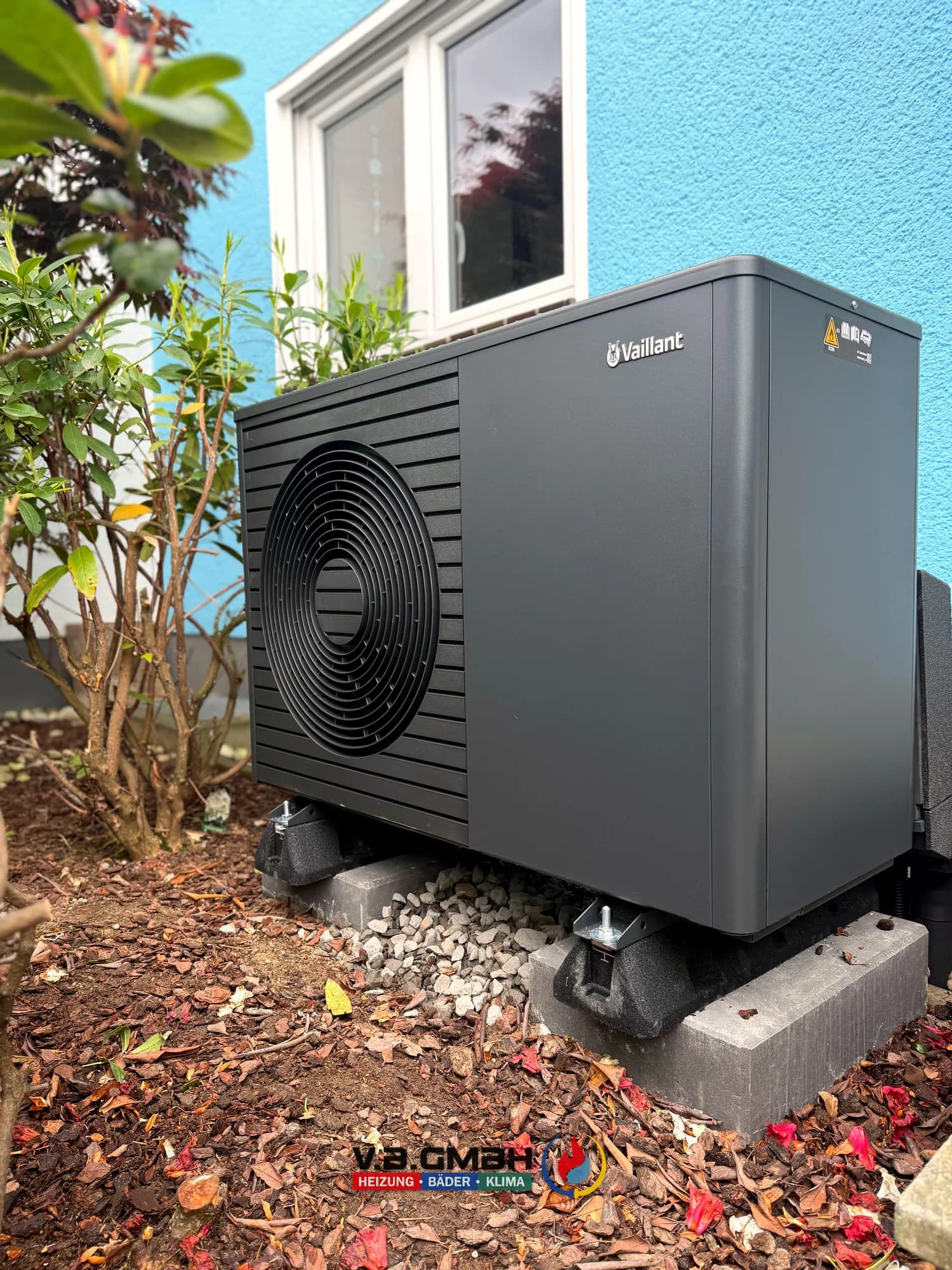 Vaillant Wärmepumpe Außeneinheit an Hauswand auf Schwingungsdämpfern montiert