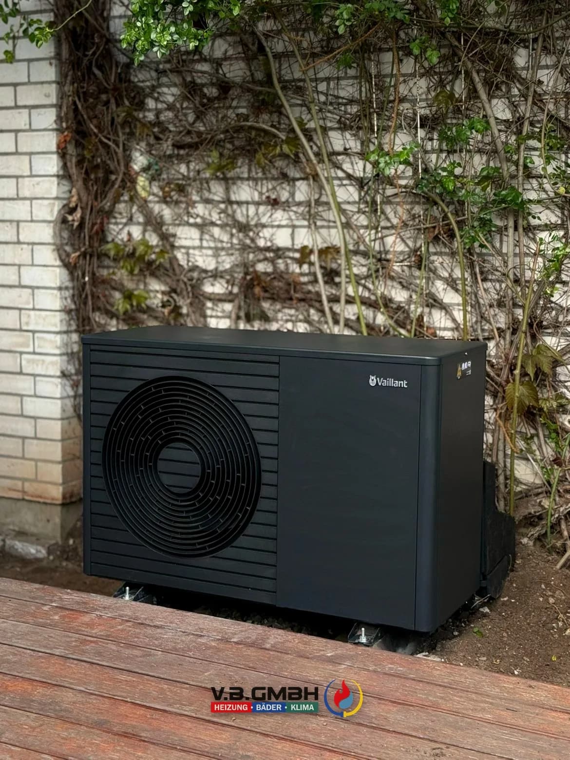 Vaillant Wärmepumpe Außeneinheit an Klinkerwand neben Terrasse montiert