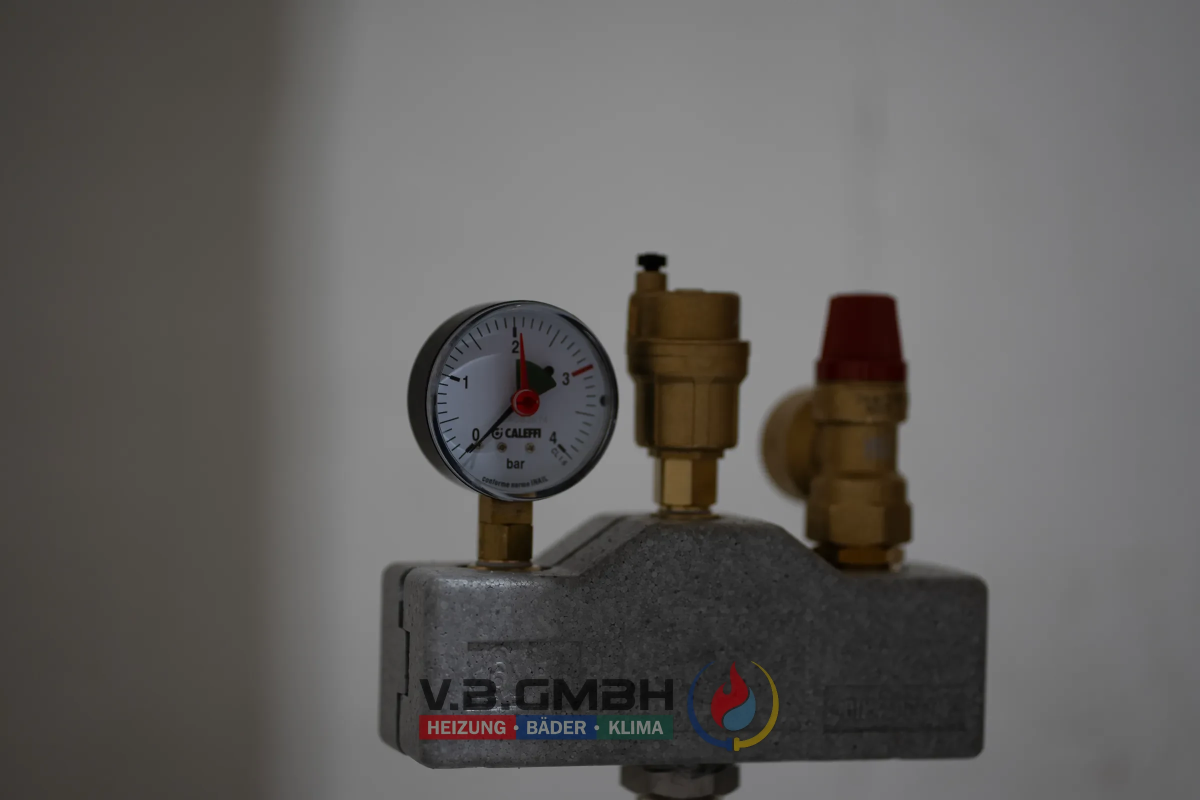 Manometer und Sicherheitsventil Nahaufnahme Heizungstechnik