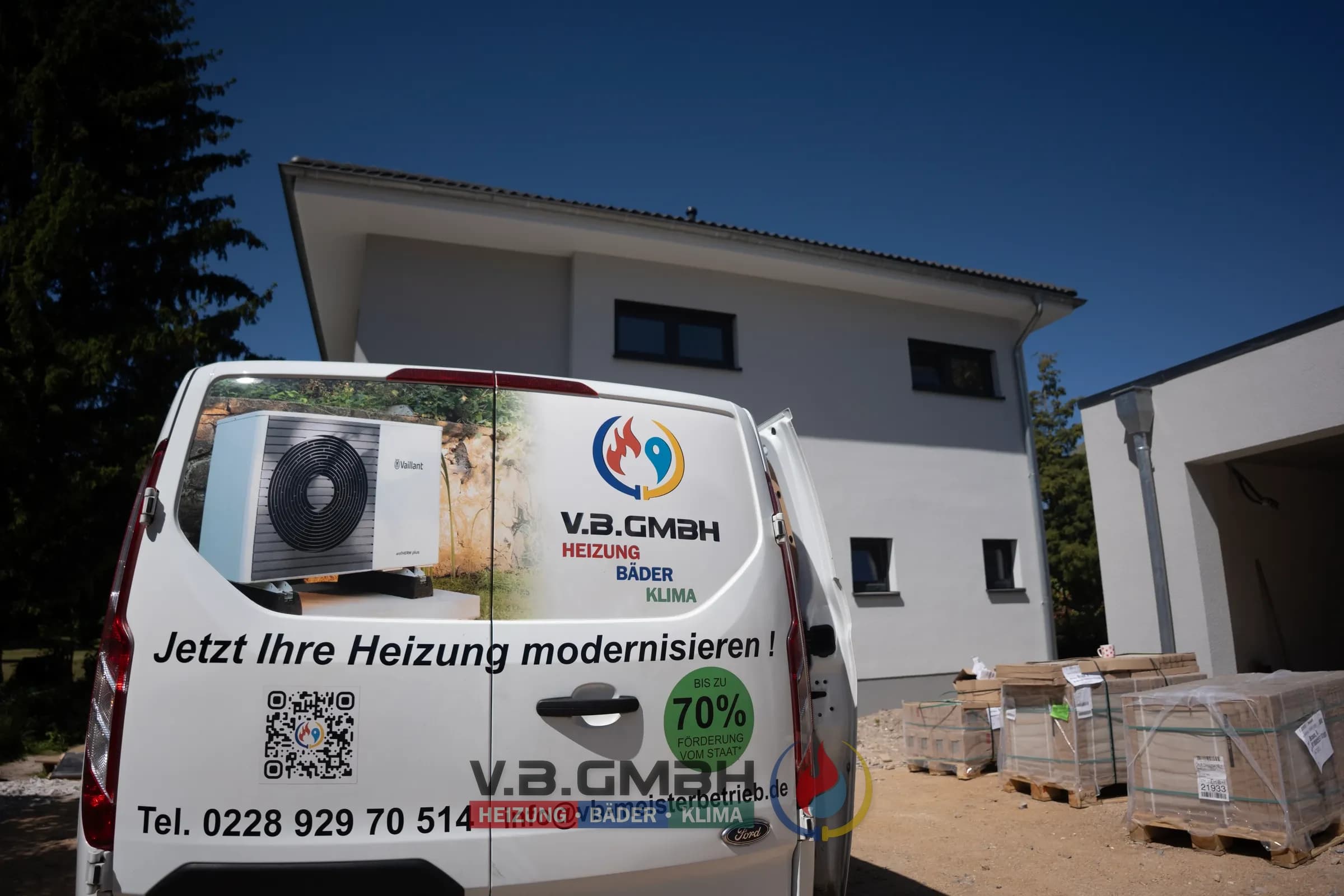 VB GmbH Firmenbus vor modernem Neubau