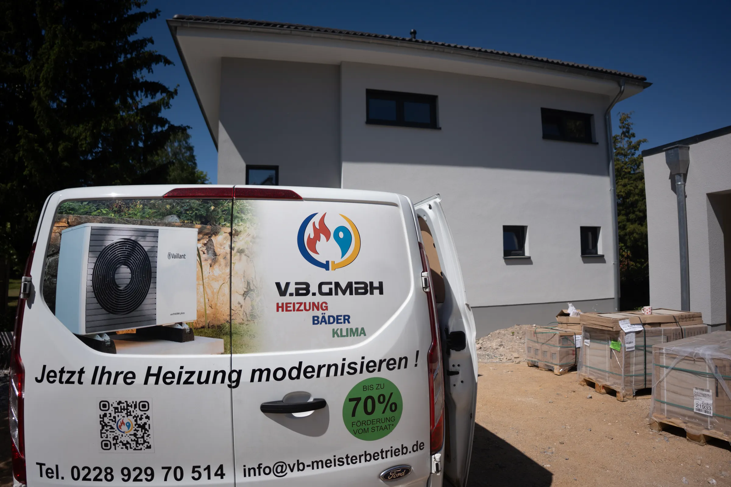 VB GmbH Firmentransporter auf Baustelle neben Neubau