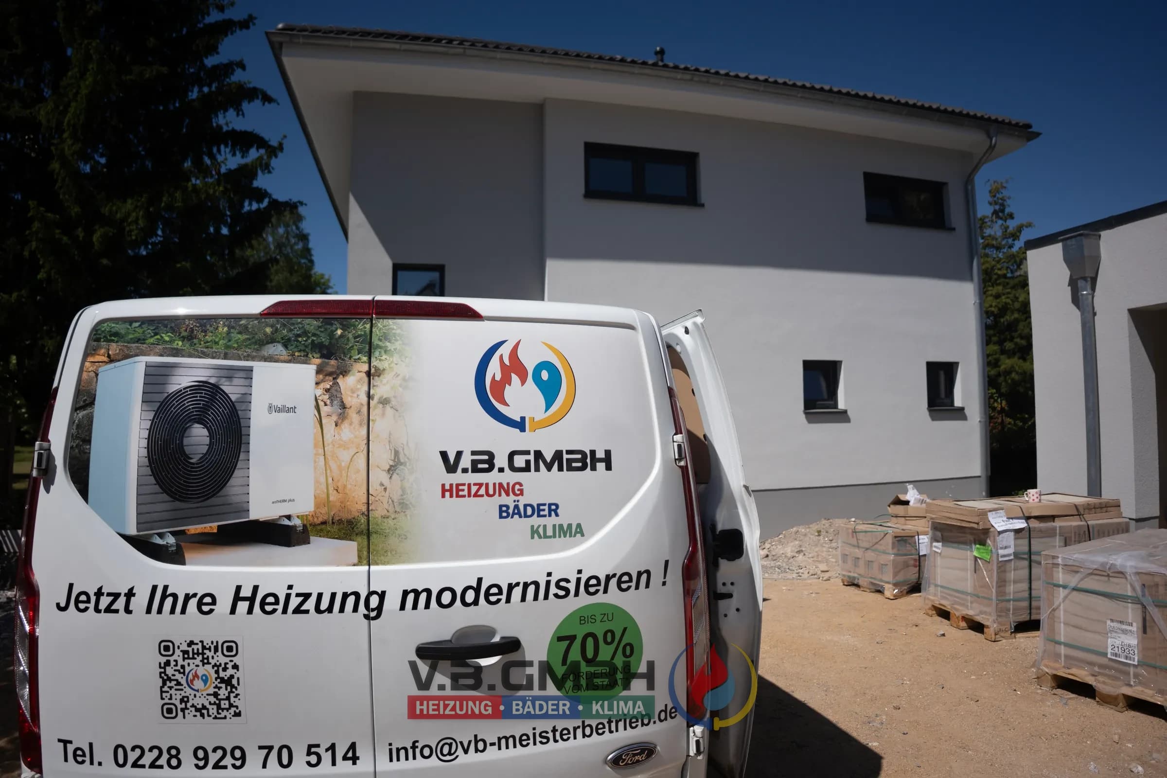 VB GmbH Firmentransporter auf Baustelle neben Neubau