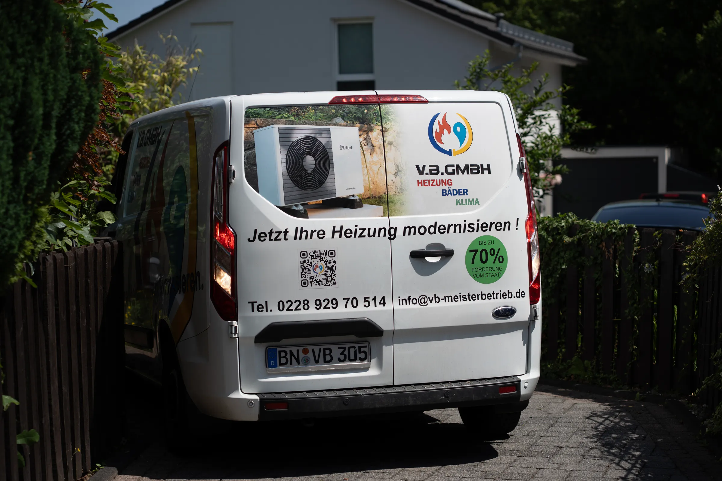 VB GmbH Firmentransporter Heckansicht mit Firmenbeschriftung