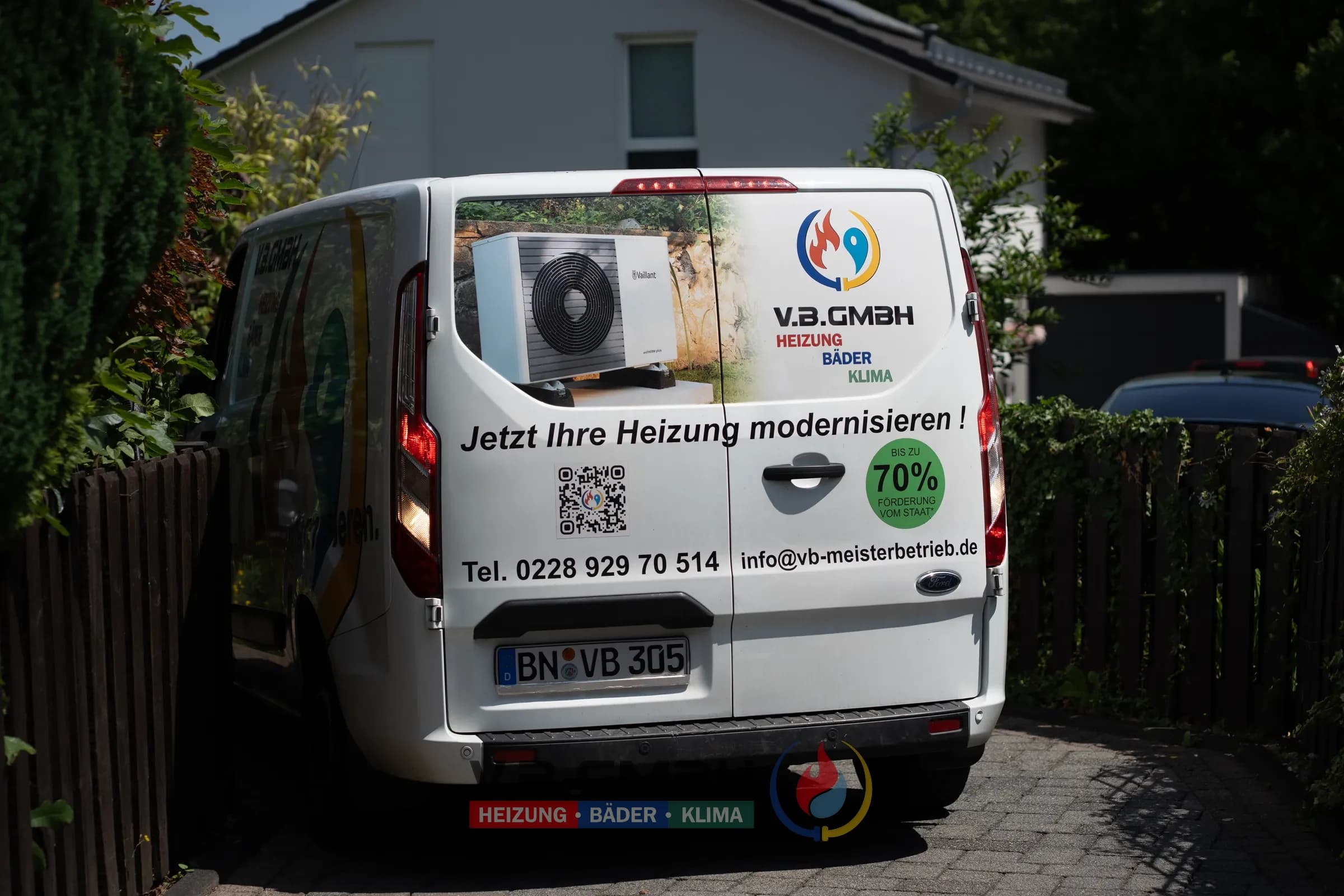 VB GmbH Firmentransporter Heckansicht mit Firmenbeschriftung