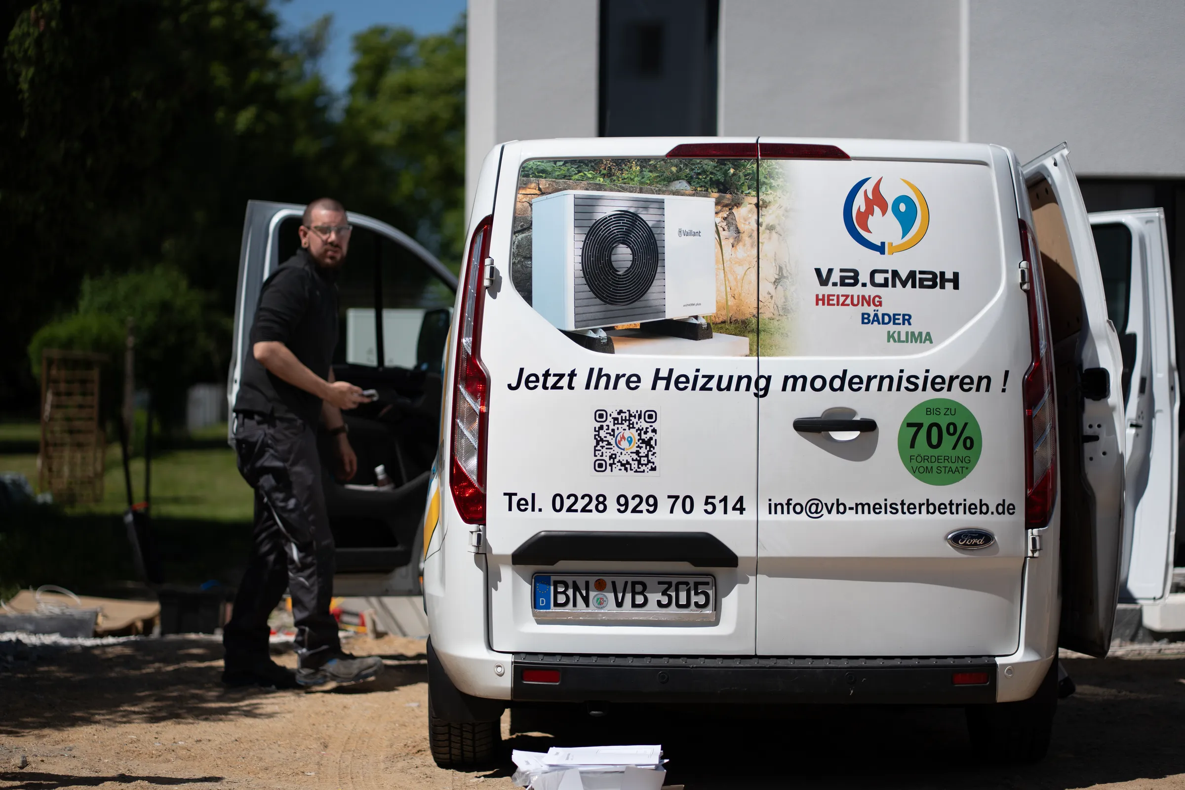 VB GmbH Transporter mit Mitarbeiter vor Gebäude