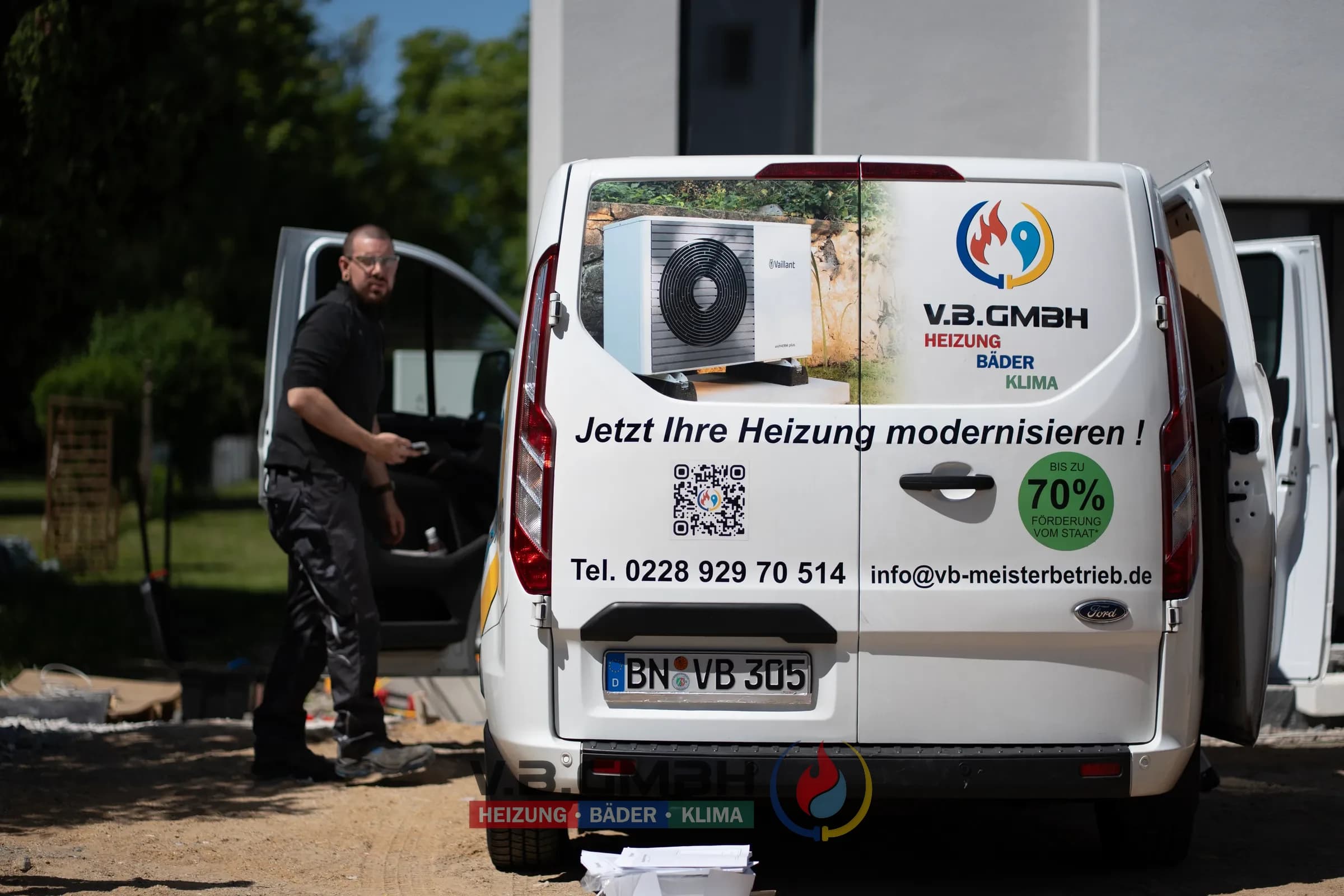 VB GmbH Transporter mit Mitarbeiter vor Gebäude