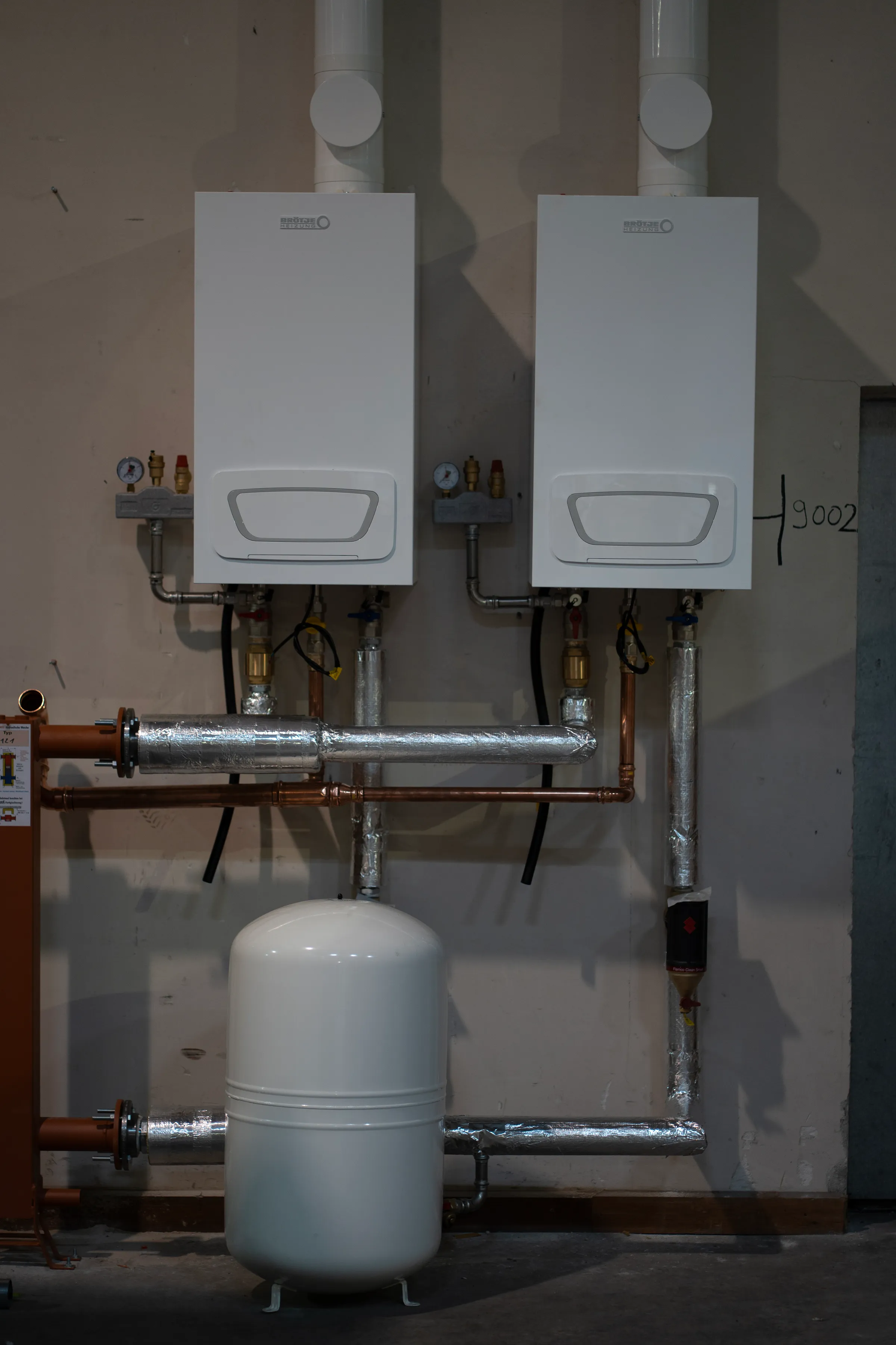 Zwei Wandheizkessel mit Ausdehnungsgefäß im Keller fertig montiert