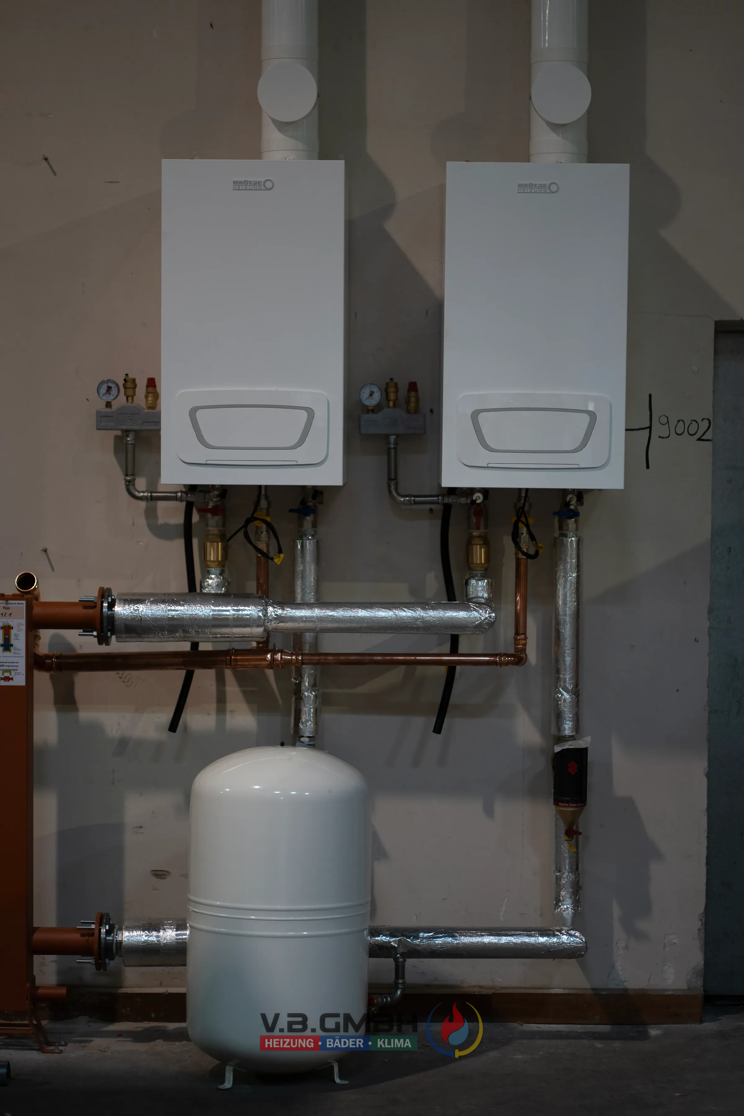 Zwei Wandheizkessel mit Ausdehnungsgefäß im Keller fertig montiert