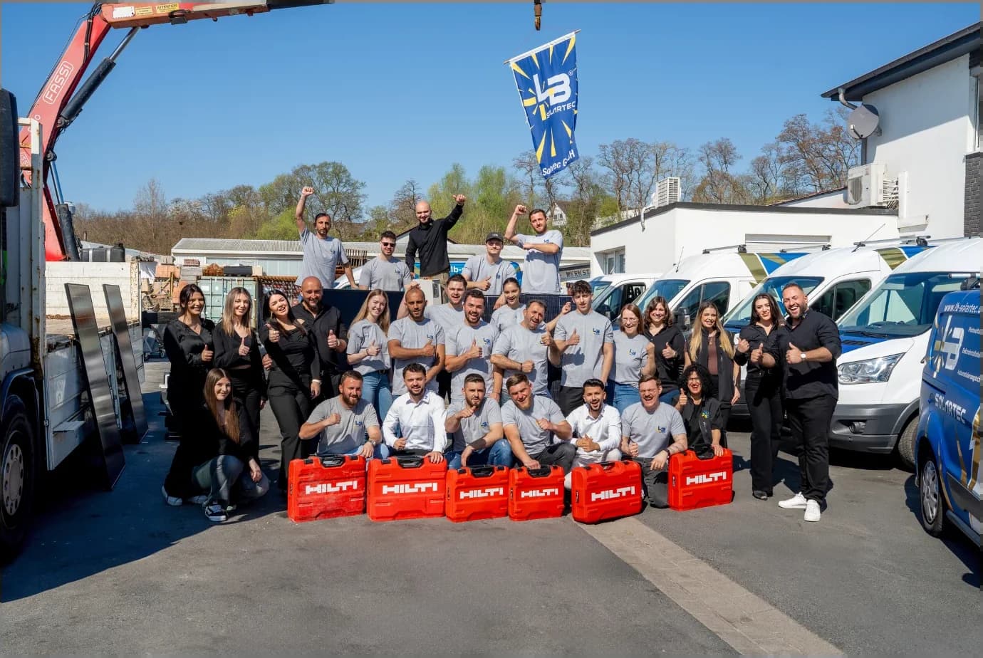 Das Team unseres Photovoltaik-Partners LB-Solartec vor Fuhrpark und Kran
