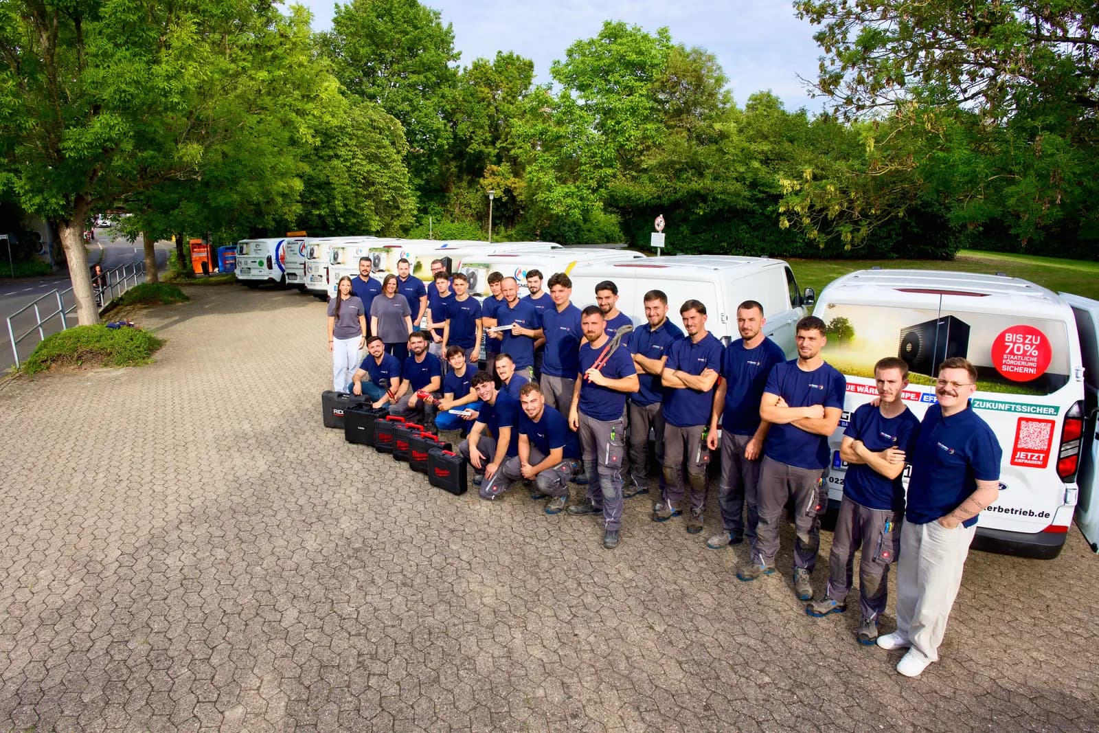 Das gesamte Team der V.B. GmbH vor der eigenen Fahrzeugflotte in Bonn