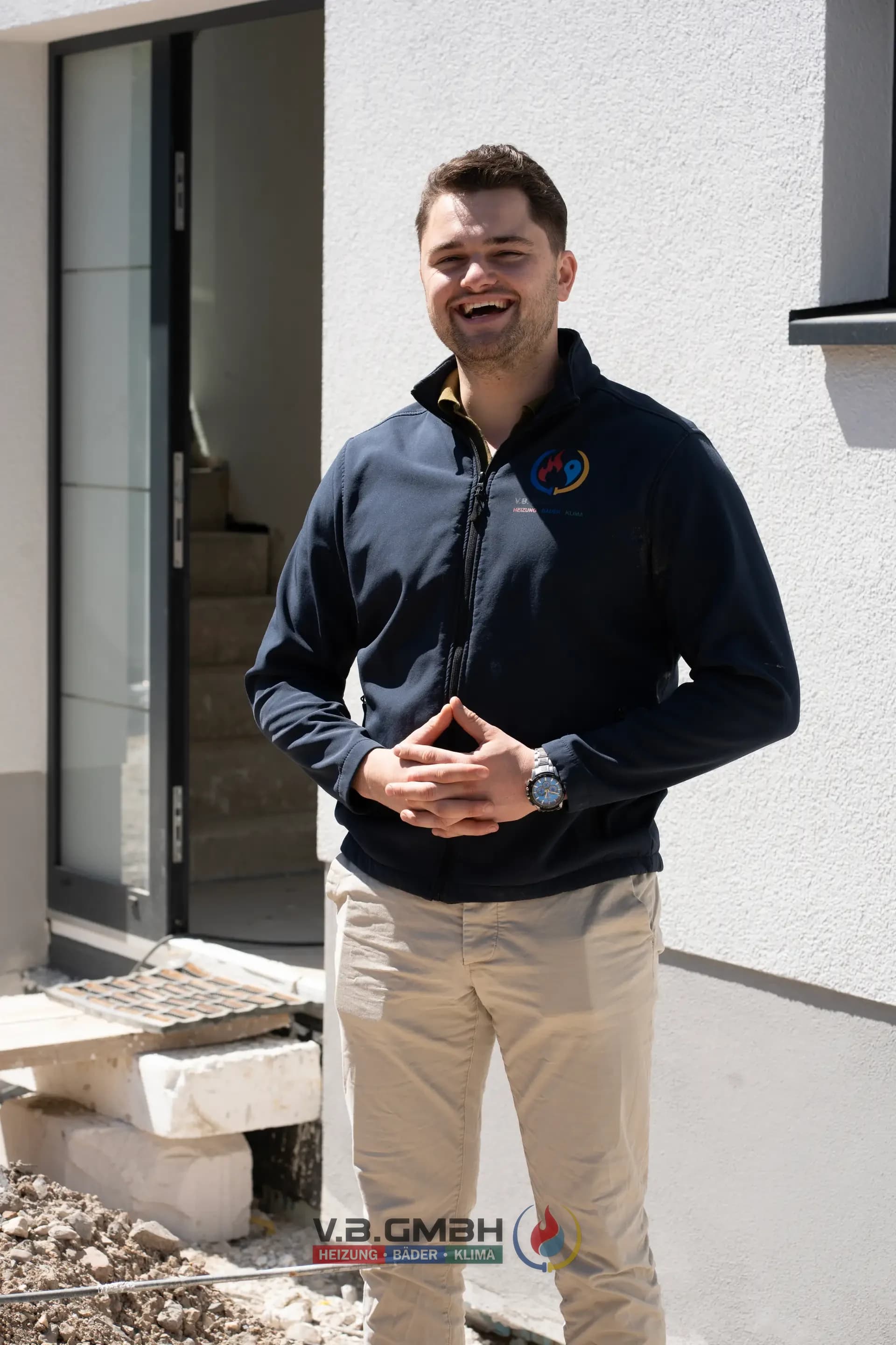 VB-Mitarbeiter Portrait lächelnd vor Hauseingang