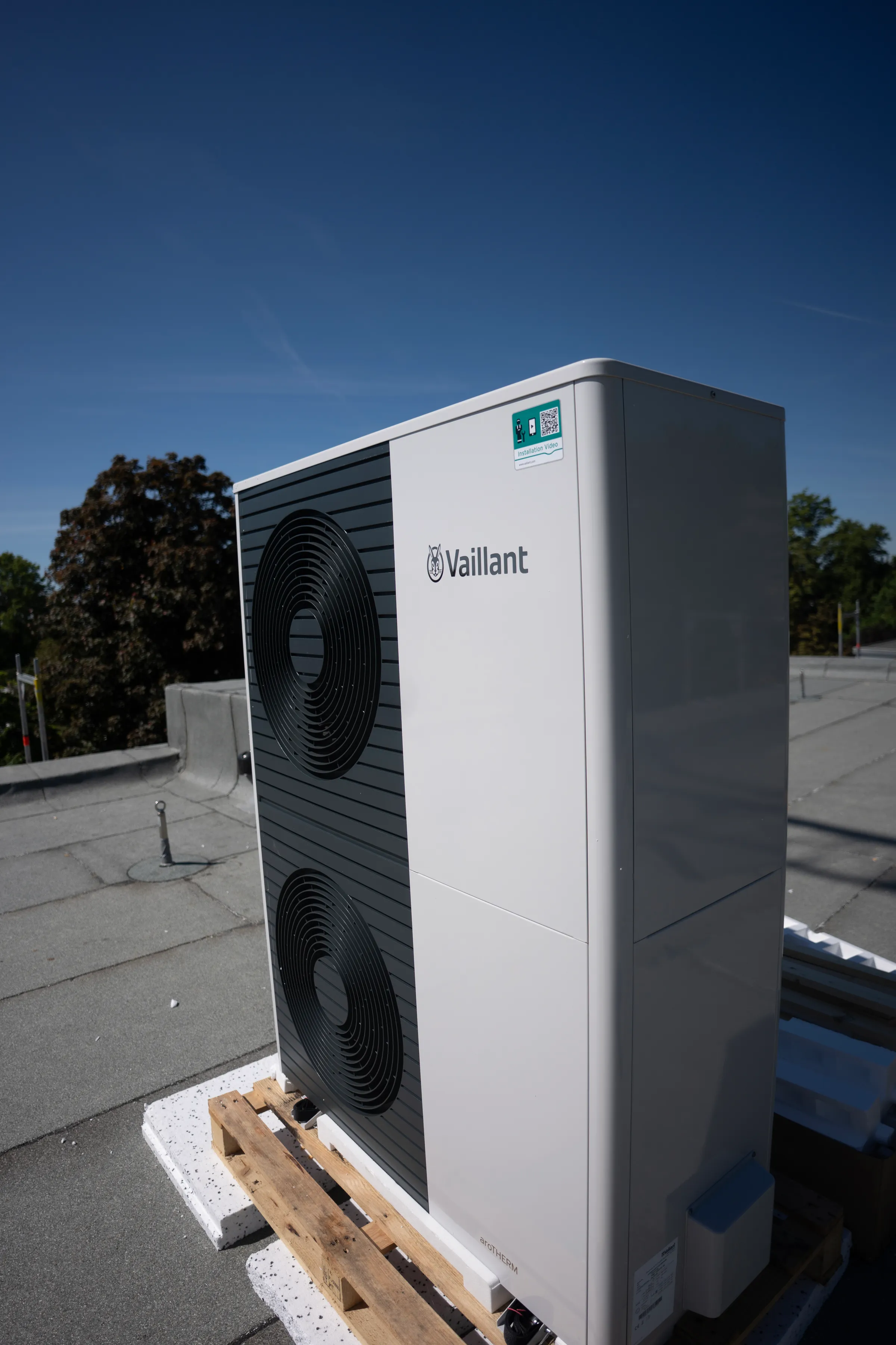 Vaillant Wärmepumpe Außeneinheit fertig installiert auf Flachdach