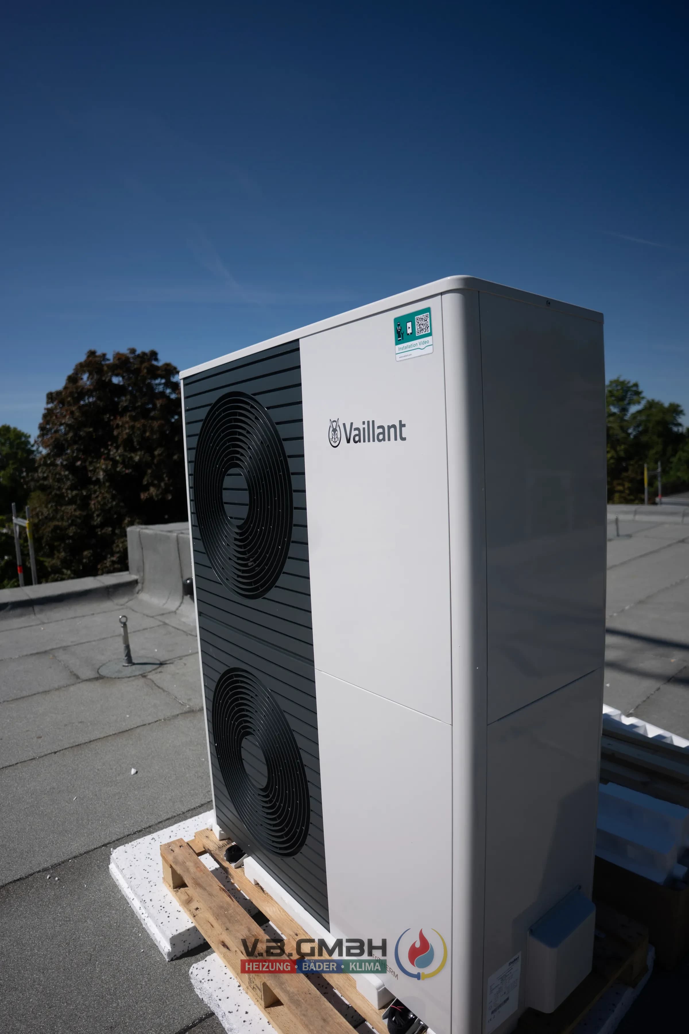 Vaillant Wärmepumpe Außeneinheit fertig installiert auf Flachdach