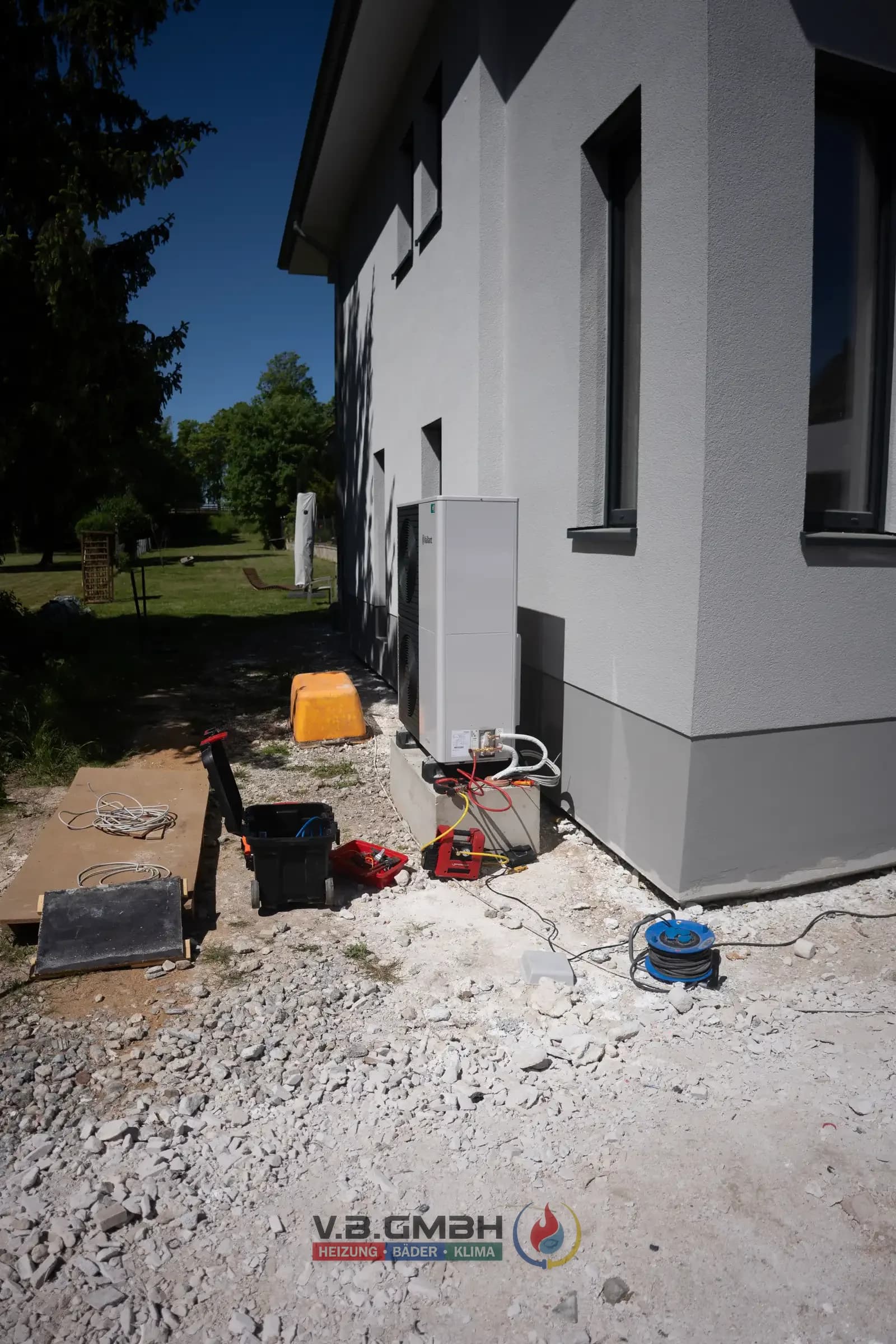 Vaillant Wärmepumpe Außeneinheit neben Neubau an Hauswand