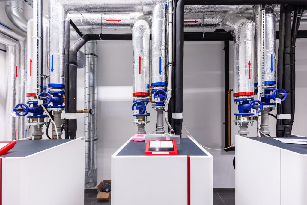 Moderne HLS-Systeme mit professioneller Heizungs-, Lüftungs- und Sanitärtechnik in technischer Anlage